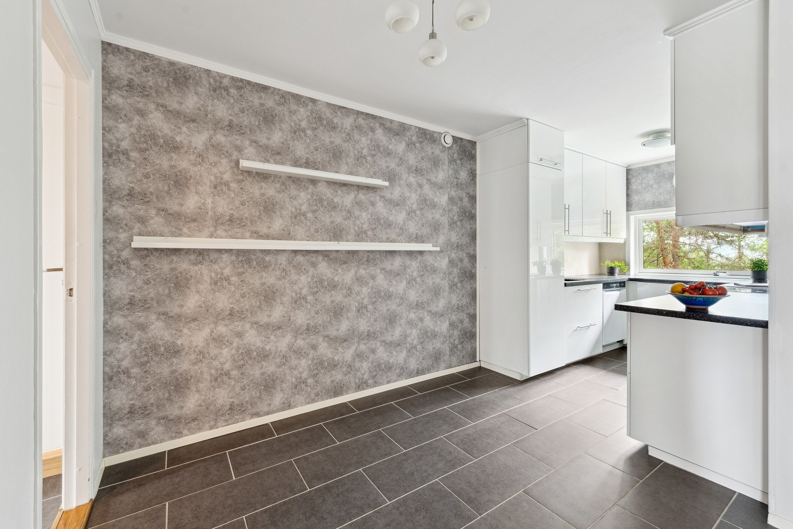 Kjøkkenet har plass til en romslig spisegruppe for å kunne samle familie og venner rundt et hyggelig måltid Galleribilde