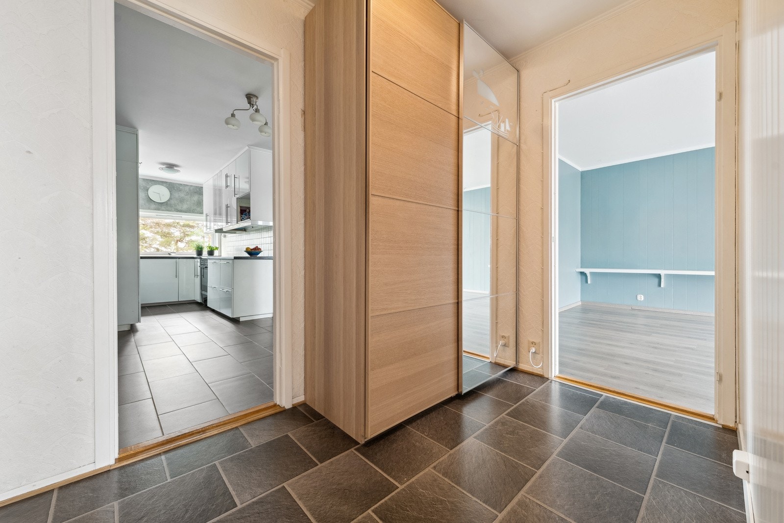 Entreen er lys og hyggelig med laminat gulv og et romslig garderobeskap for godt med oppbevaring av klær, sko og annet utstyr. Galleribilde