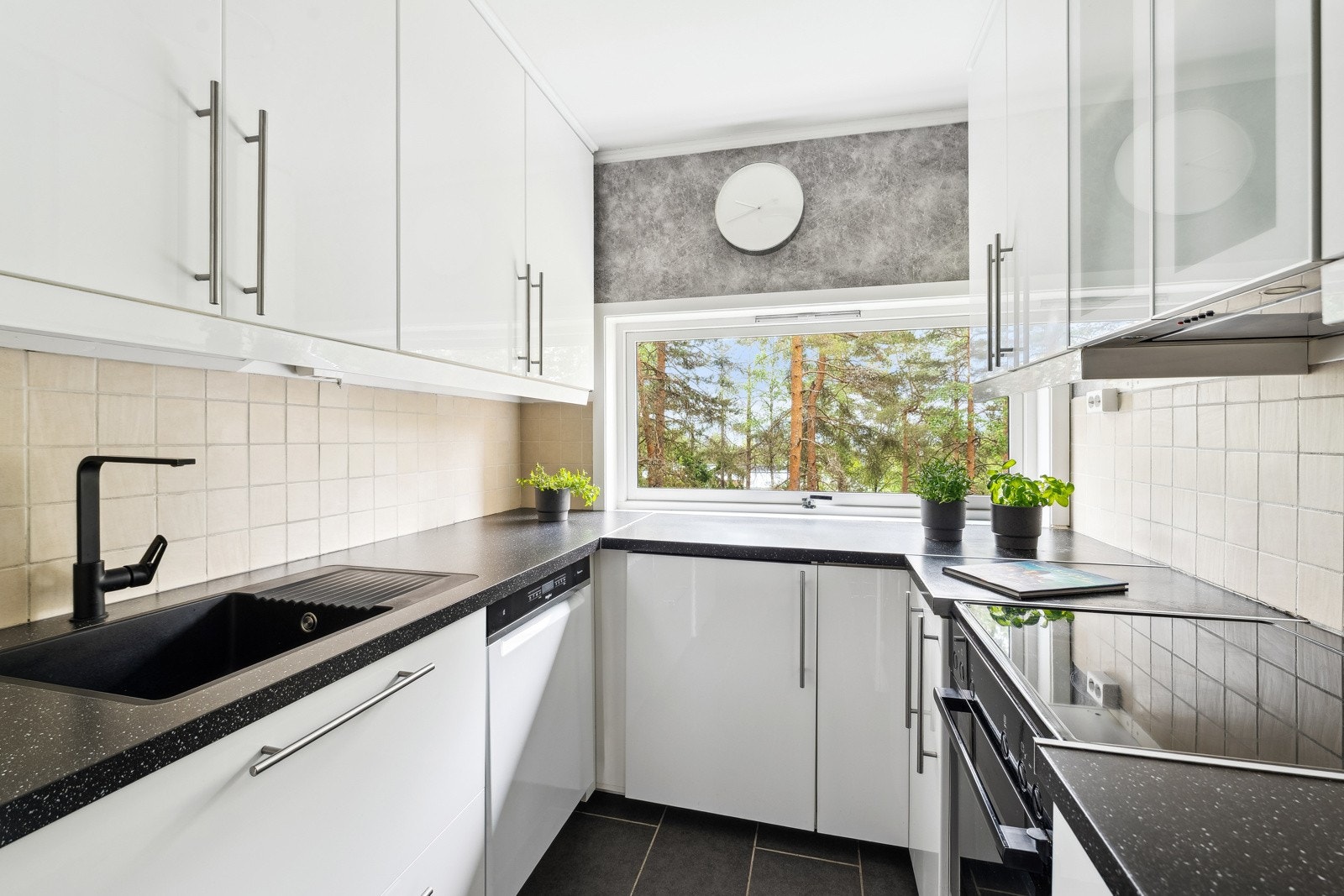 Kjøkkenet har frittståendehvitevarer som komfyr og oppvaskmaskin. Galleribilde