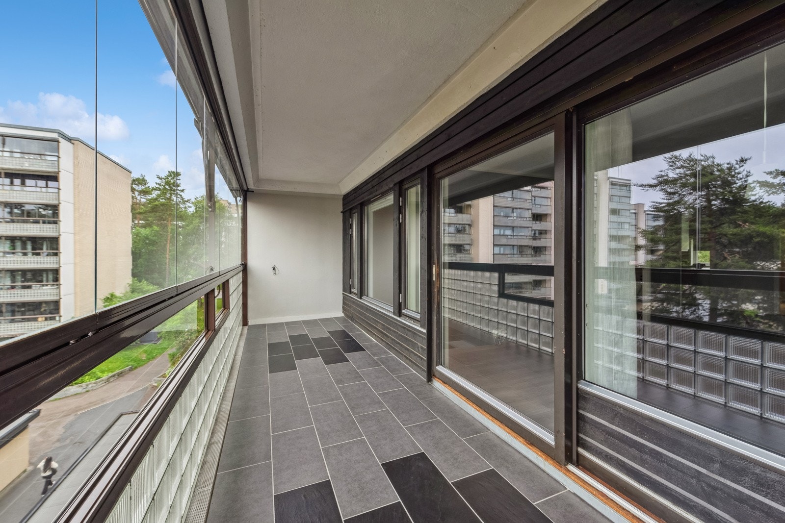 Fra stuen er det direkte adkomst til en stor innglasset balkong med fliser på gulvet noe som gir balkongen et delikat og innbydende inntrykk. Galleribilde