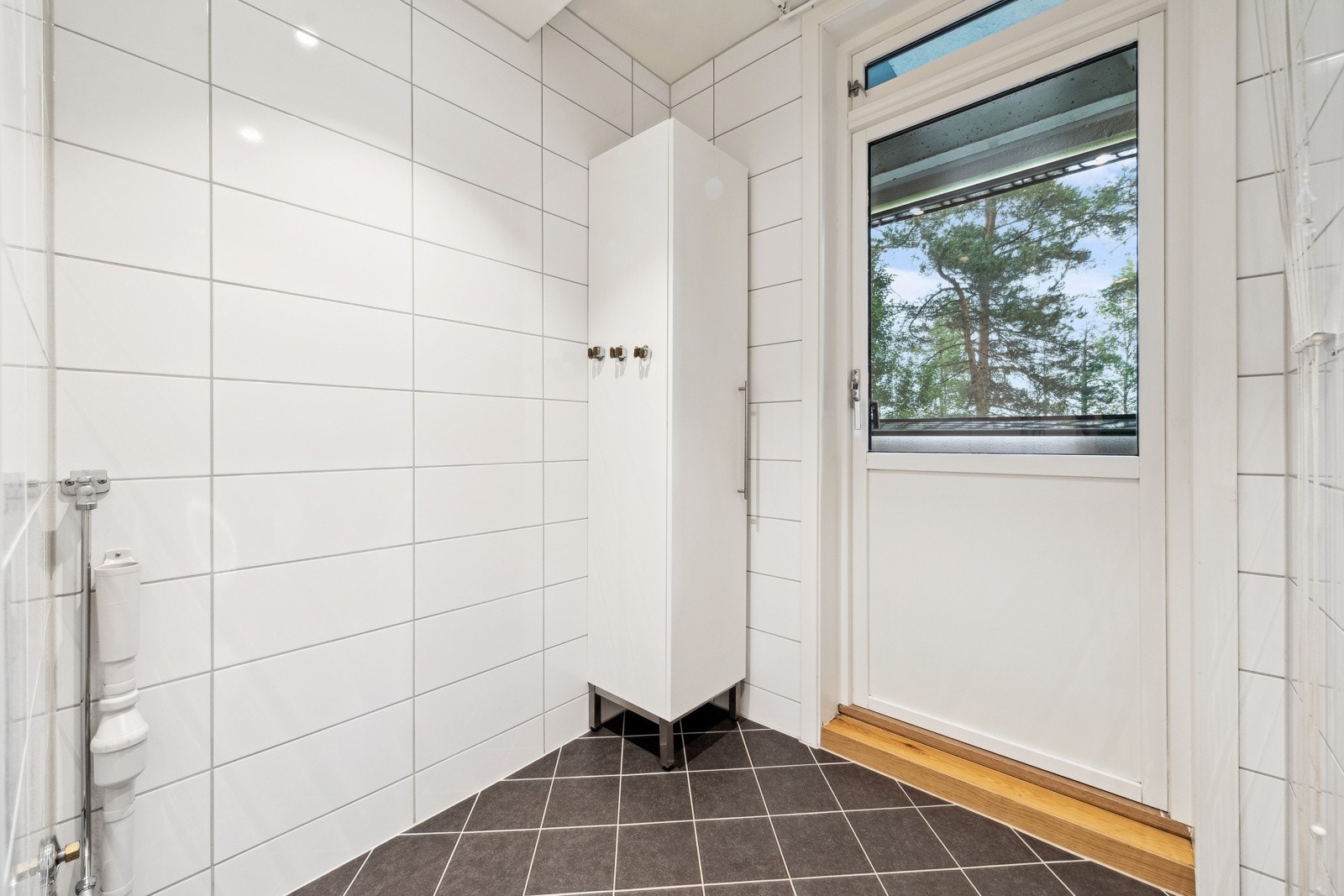 Det er delt med vegg mot vaskeromsdelen. Her er det god plass til vaskemaskin og tørketrommel. Galleribilde