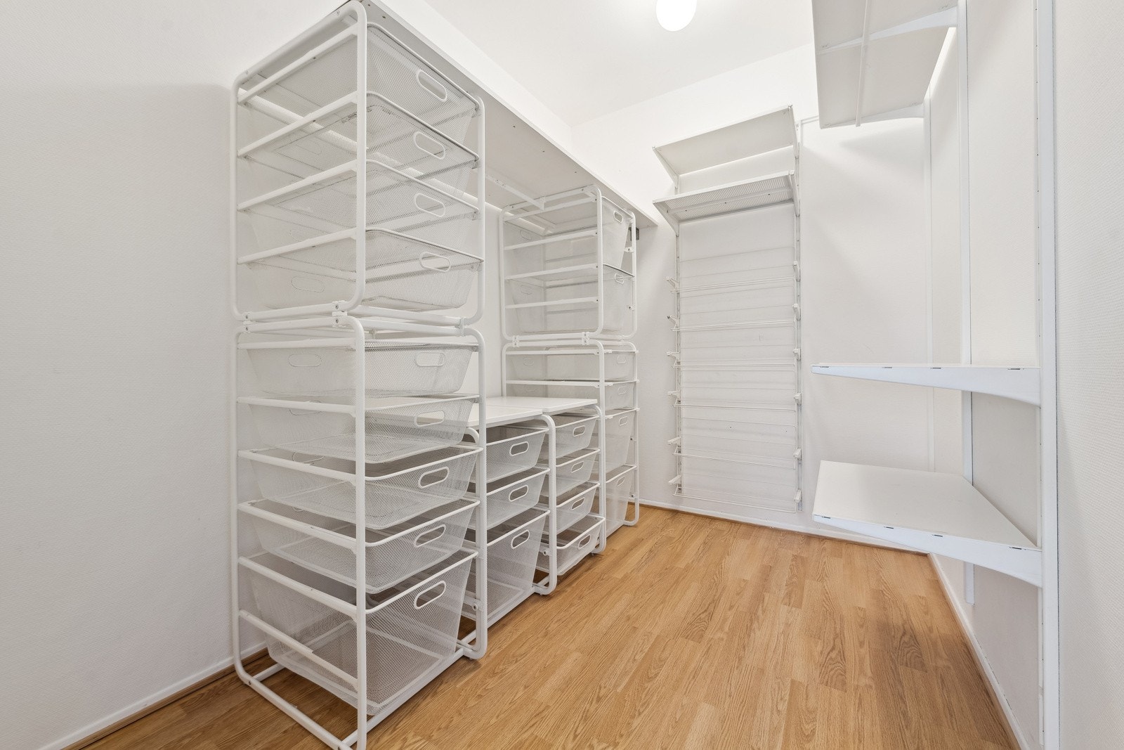 Den innvendig boden er romslig og kan benyttes om walk-in-closet eller for annen oppbevaring av klær og utstyr Galleribilde