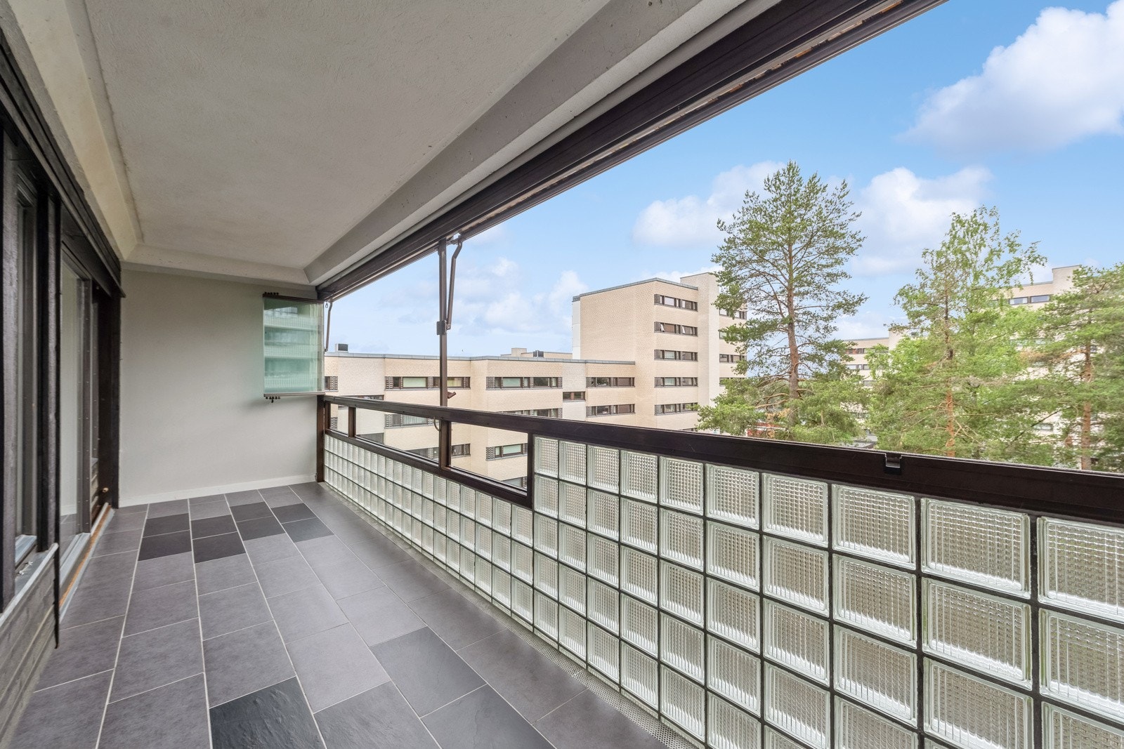 Balkongen har en vestvendt beliggenhet. Her er det perfekt for å skape en herlig oase med sittegruppe og beplanting. Galleribilde