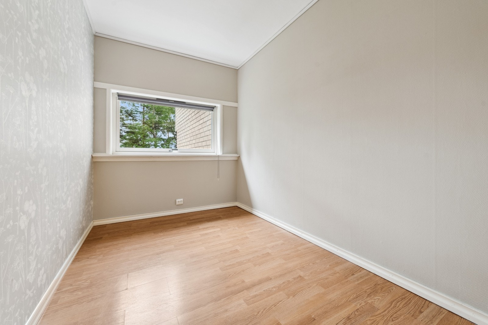 Soverom 2 er lyst og innbydende og har plass til seng og nattbord. Egner seg som barnerom, gjesterom eller kontor Galleribilde