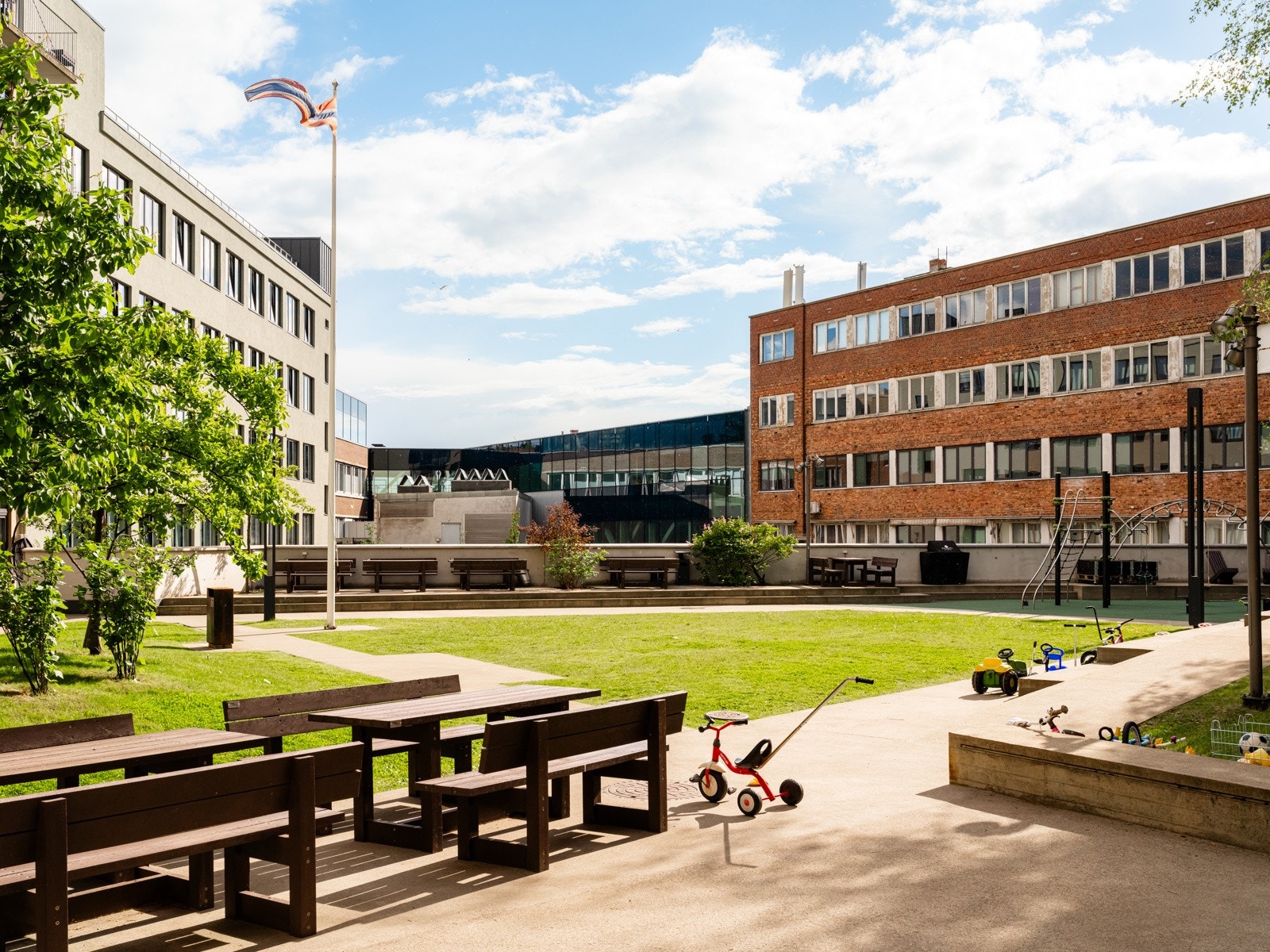 Sameiet har en idyllisk og parklignende felles bakgård. Galleribilde