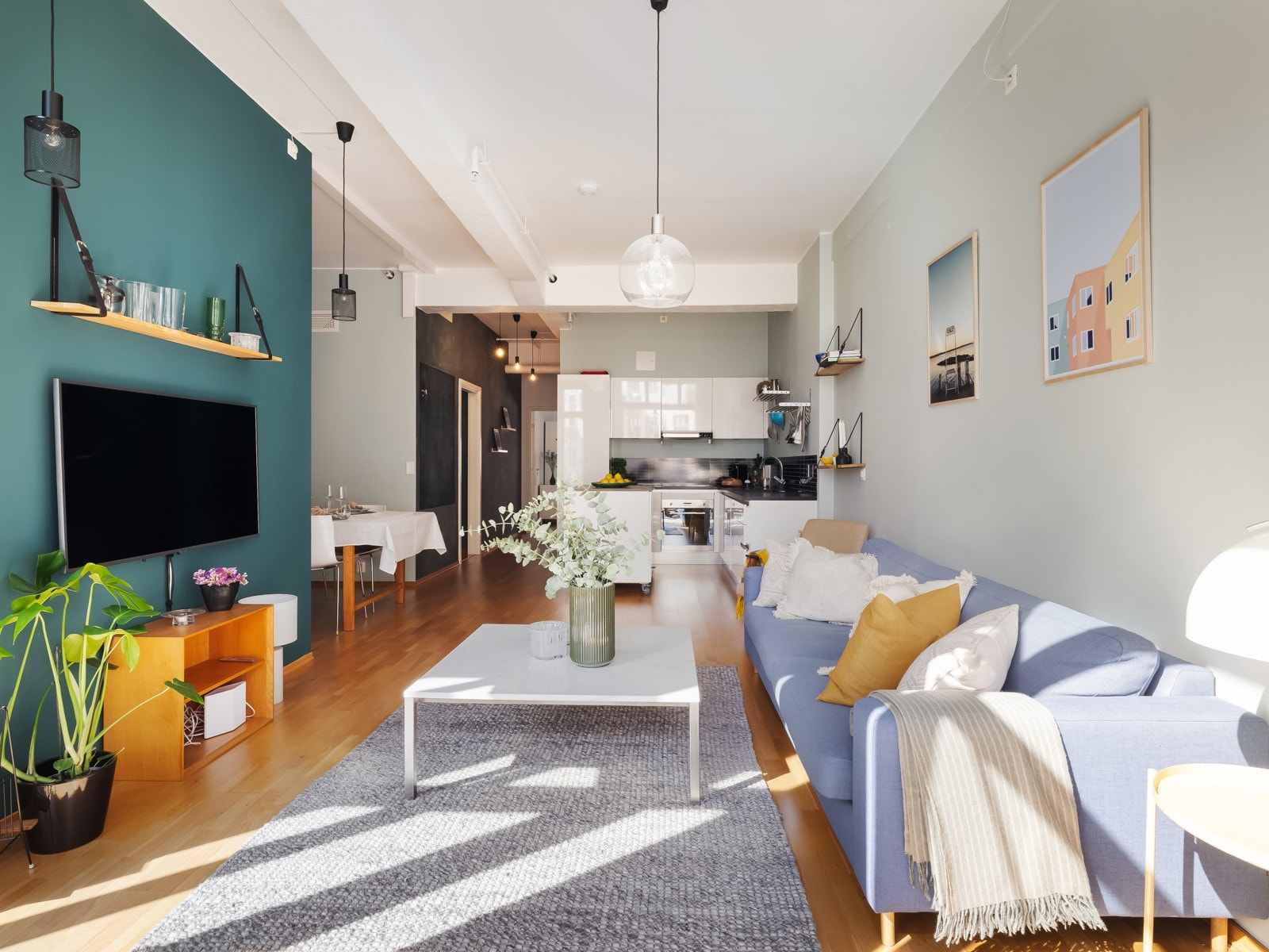 Stuen har gode møbleringsmuligheter, med plass til sofagruppe med tilhørende møblement, tv-seksjon og spisebord. Galleribilde