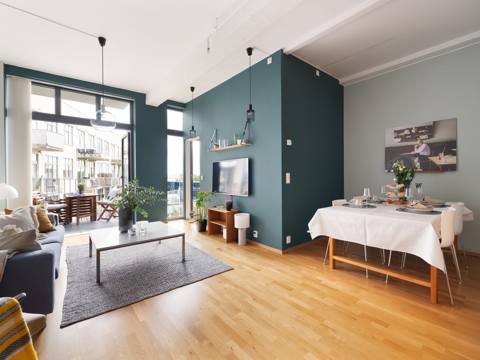 En stilren & gjennomgående 3-roms fabrikkleilighet fra 2008 i et populært og veletablert boligområde på Rosenhoff. Galleribilde