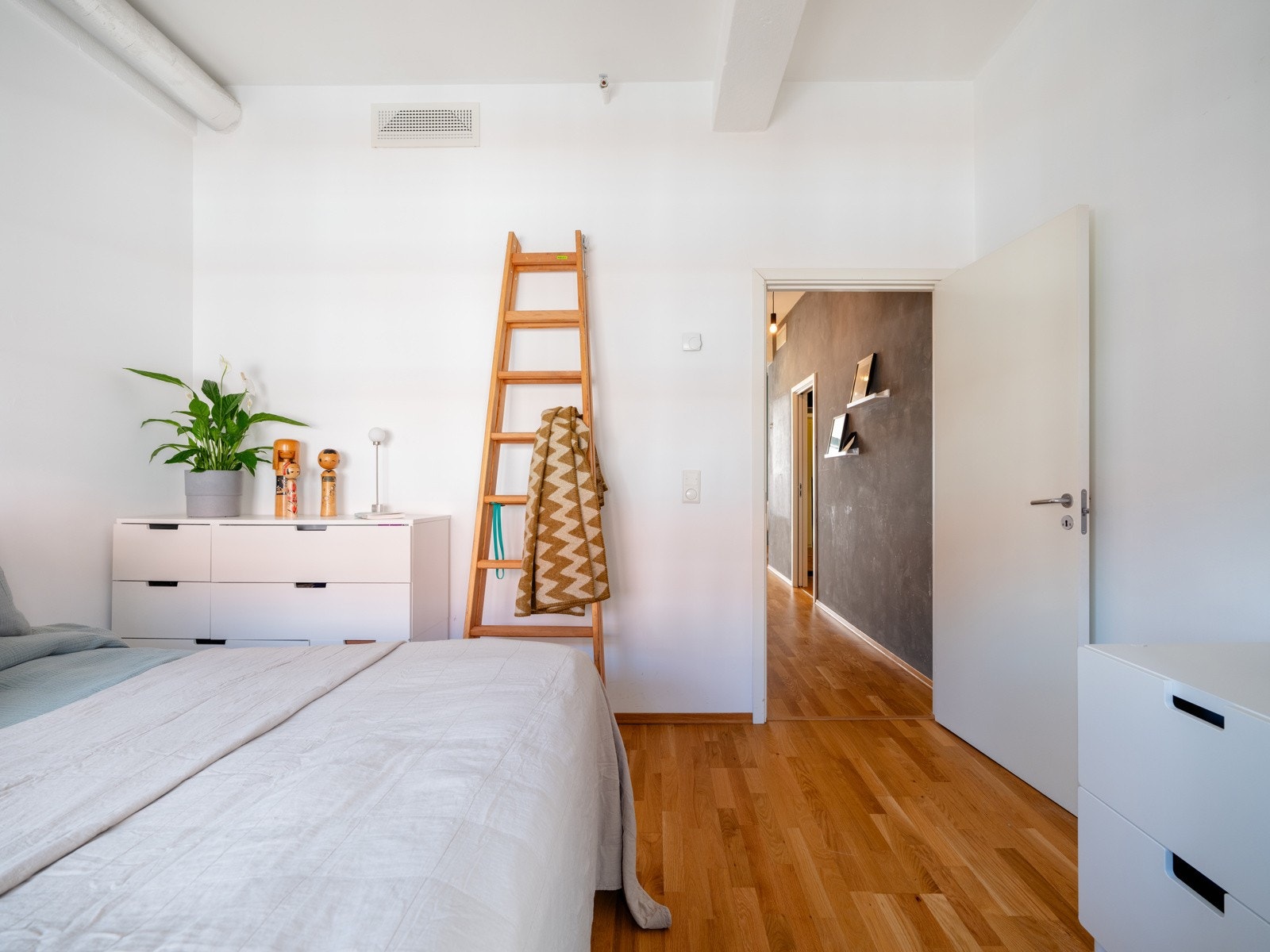 Hovedsoverommet er av god størrelse med plass til dobbeltseng, nattbord og annet møblement. Galleribilde