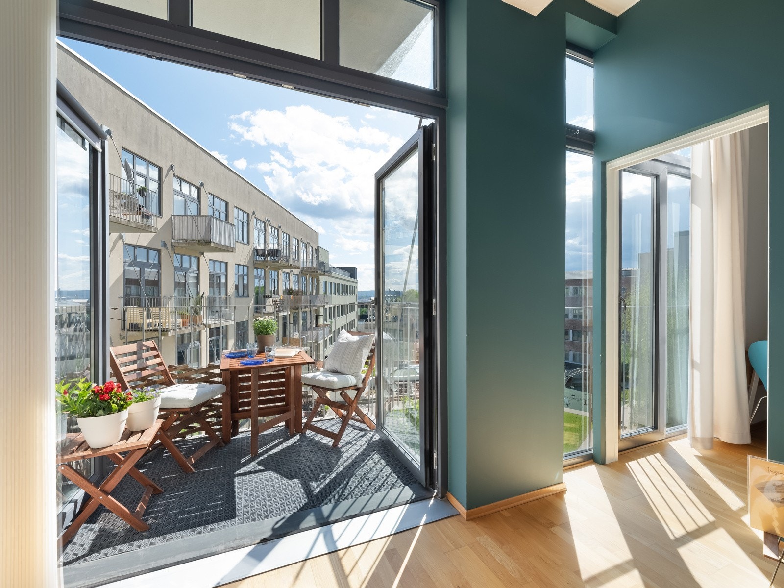 I kombinasjon med generøs takhøyde på opptil 3m oppleves stuen som lys og luftig. Galleribilde