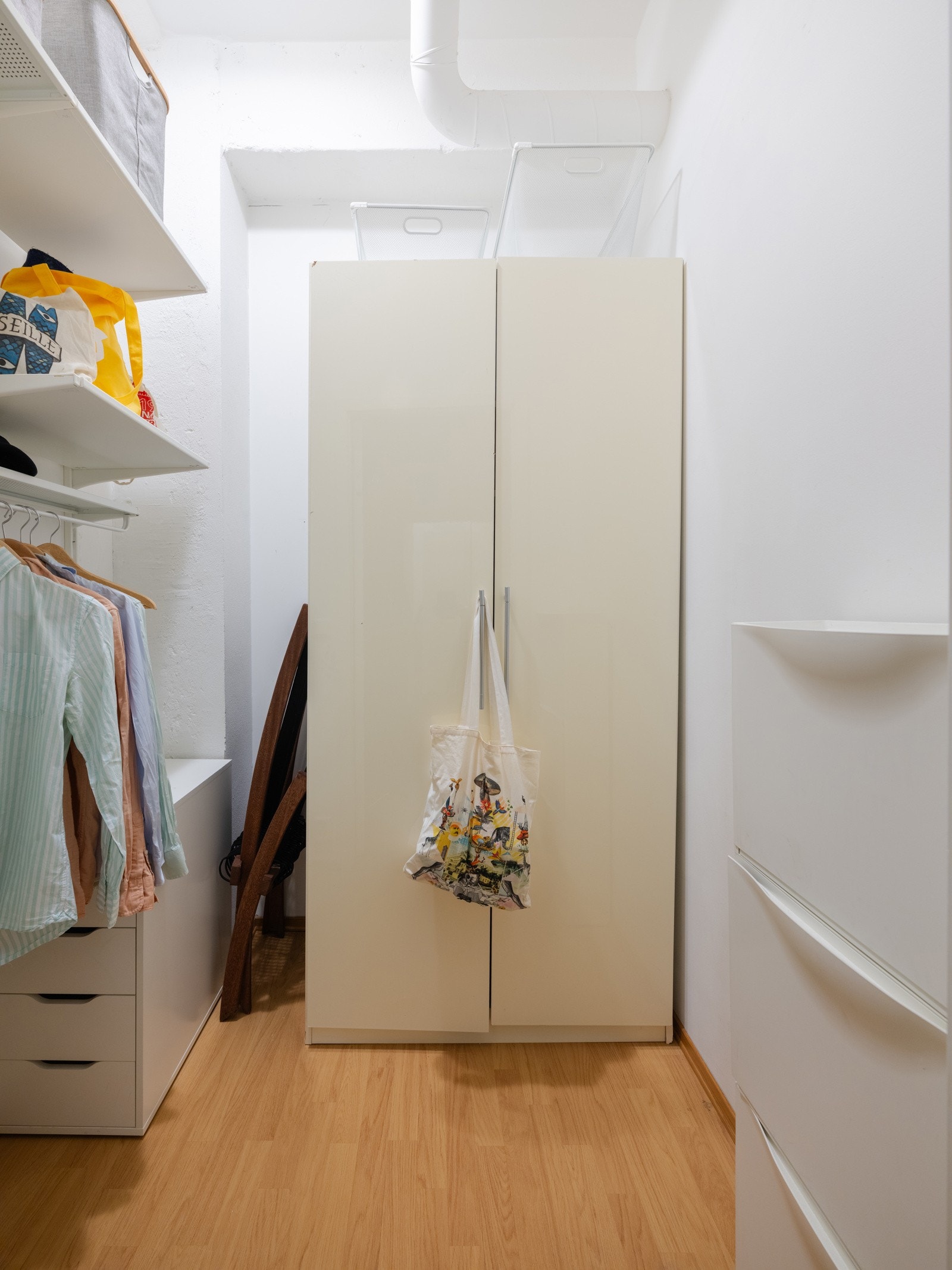 Det er i tillegg en innvendig bod med garderobeskap, samt en kjellerbod på 4m² for ekstra lagringsplass. Galleribilde