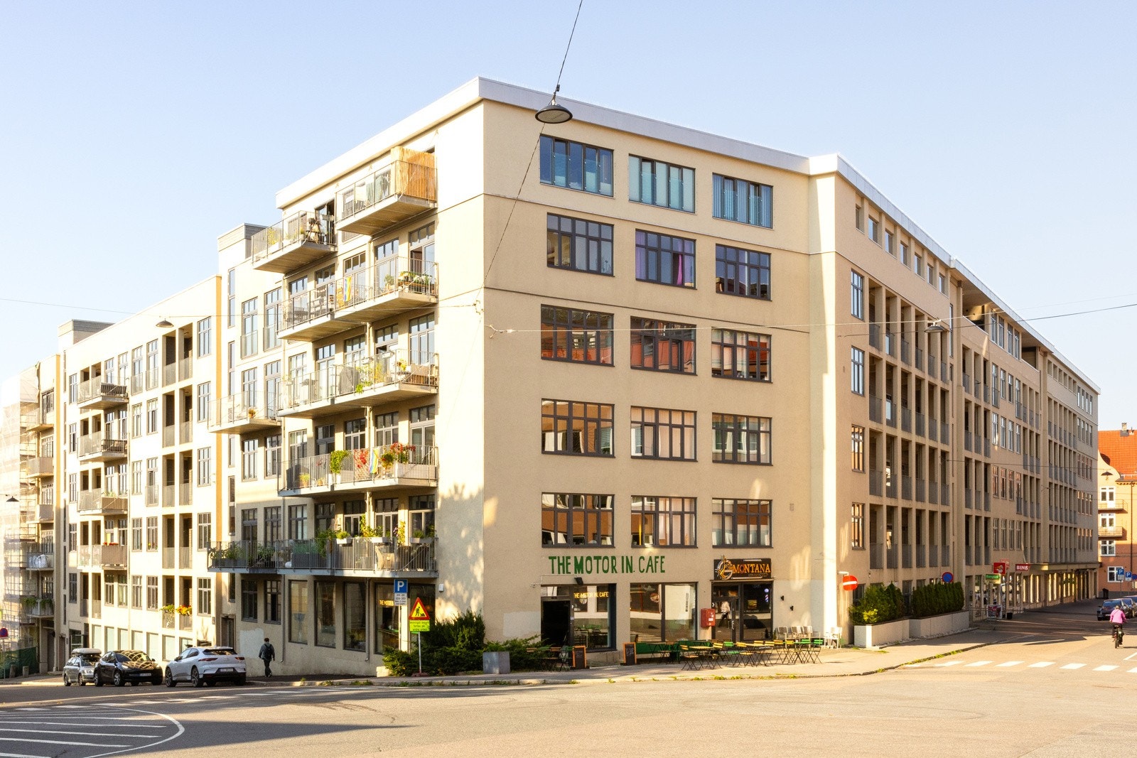 Beliggenheten er rolig og tilbaketrukket, men samtidig sentralt med alt man trenger i hverdagen innen rekkevidde. Galleribilde