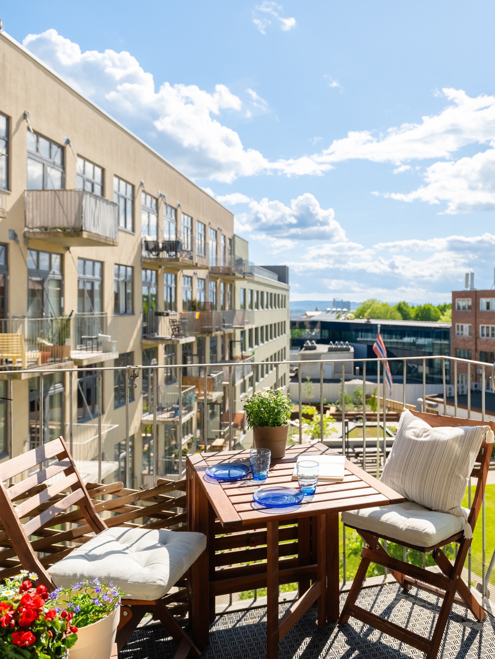 Fra stuen er det utgang til en herlig balkong på 3m². Balkongen fungerer som en naturlig forlengelse av stuen på varmere dager. Galleribilde