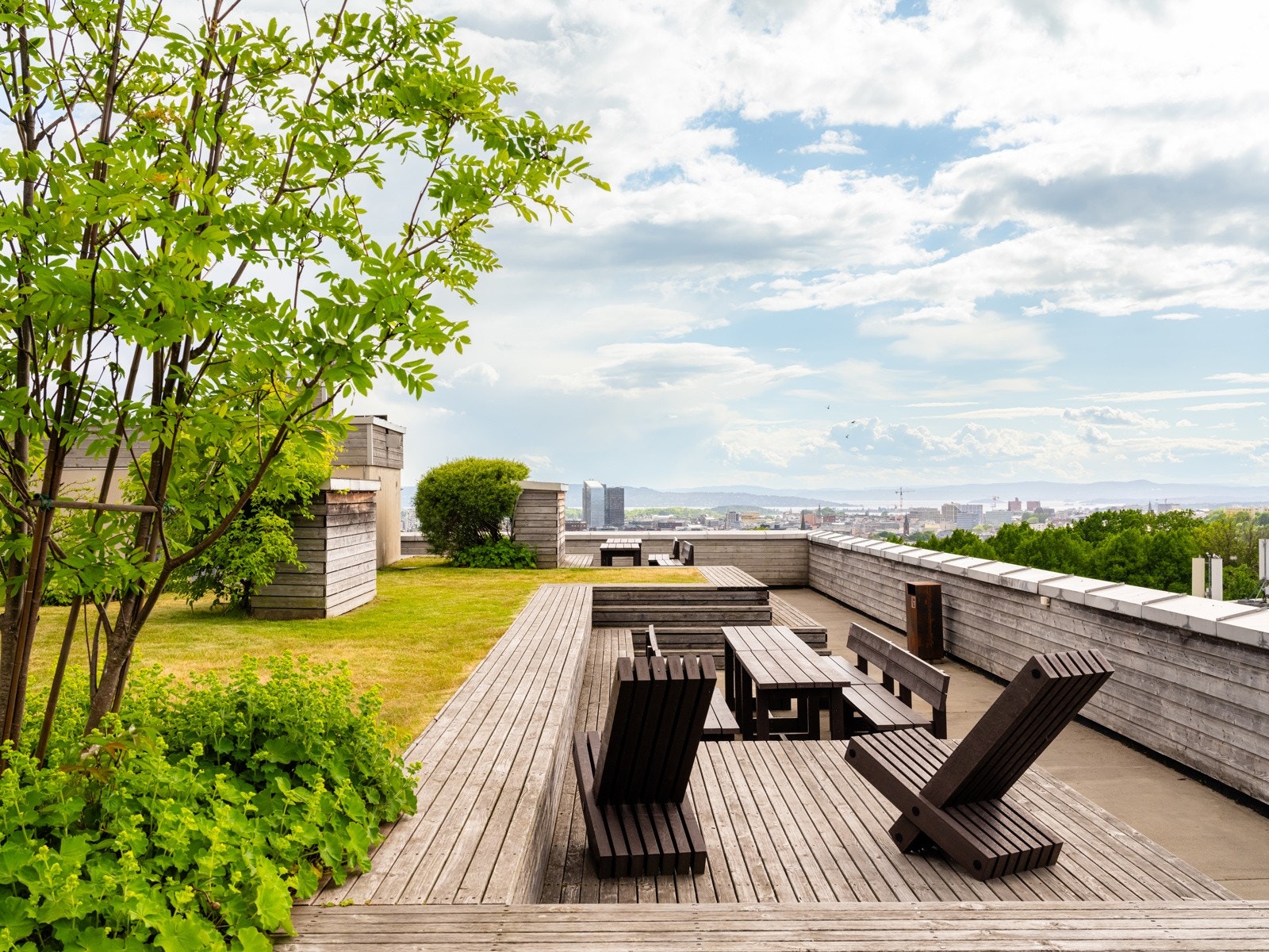 Denne arkitekttegnede terrassen ble ferdigstilt i 2018 og gir deg en perfekt mulighet til å nyte panoramautsikten over byen og fjorden. Galleribilde