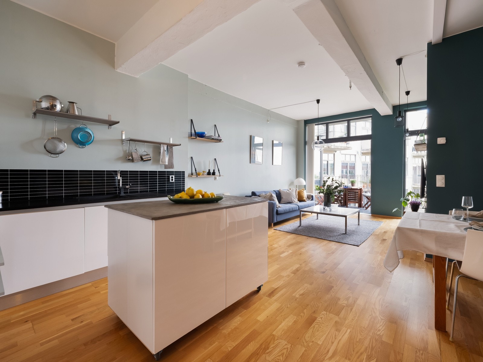 Integrerte hvitevarer bestående av kjøleskap med fryser, oppvaskmaskin, stekeovn og platetopp som medfølger handelen. Galleribilde