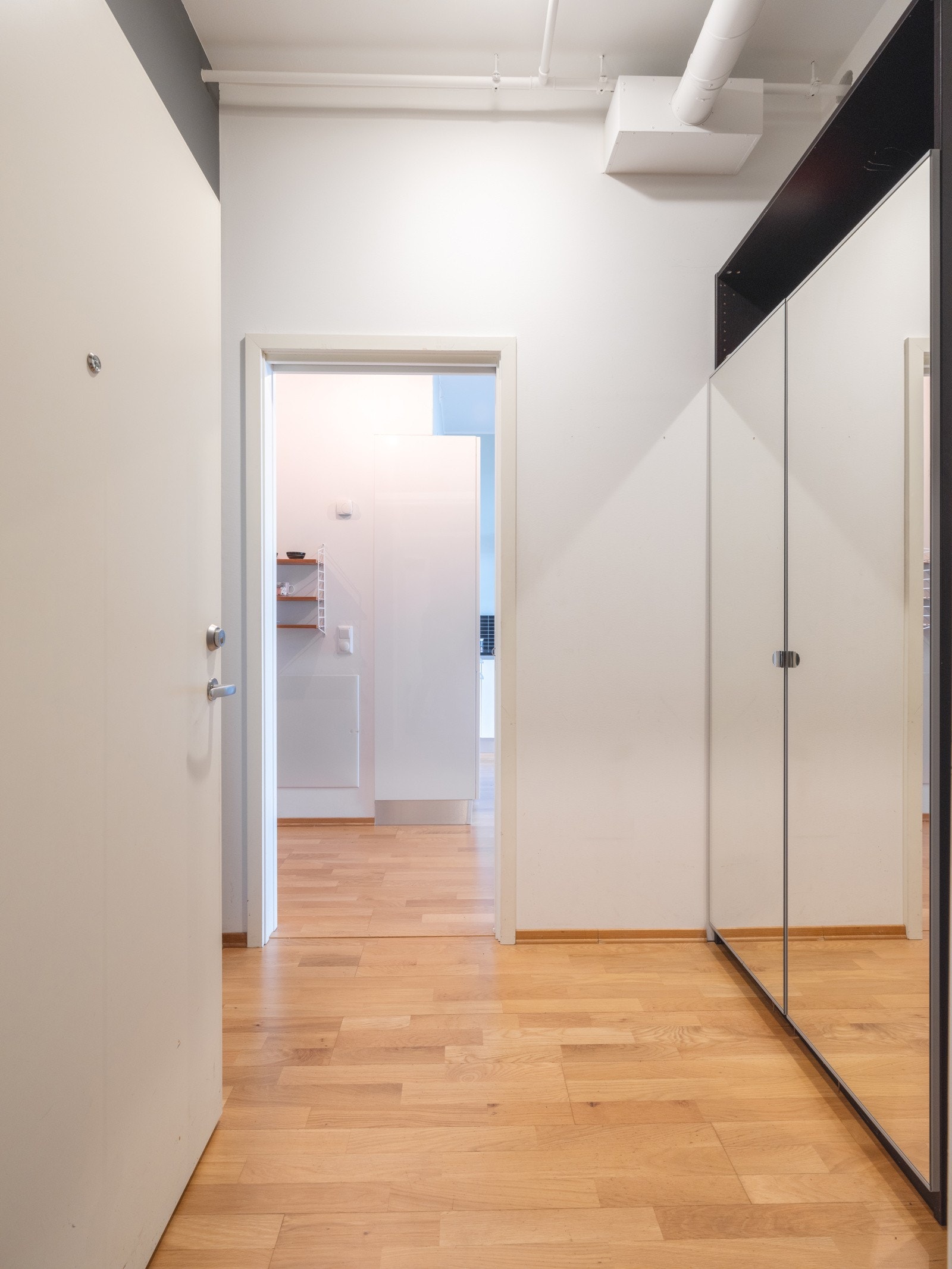 Det er plass til yttertøy i garderobeskap. Galleribilde