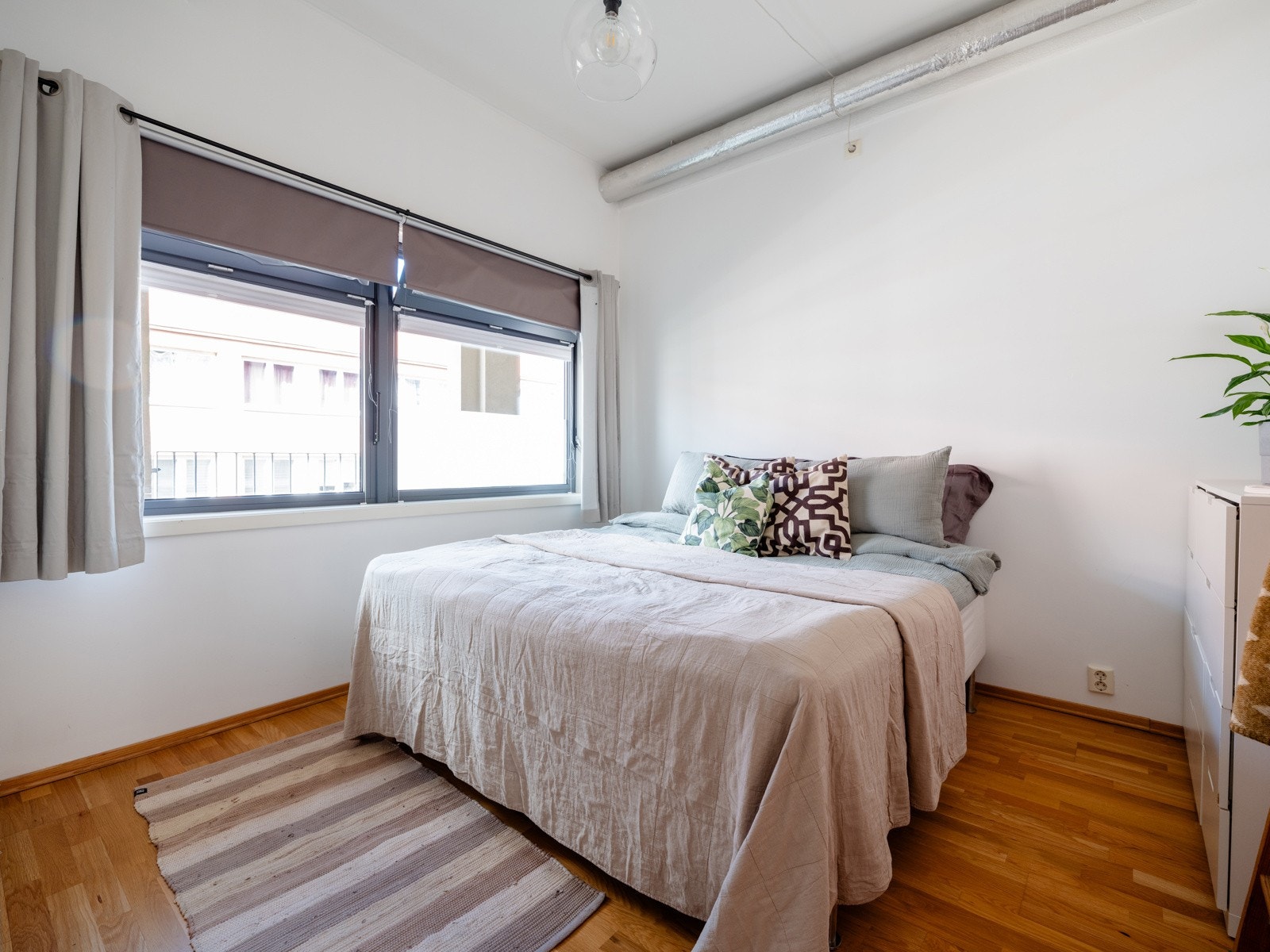 Leiligheten har to luftige soverom. Galleribilde