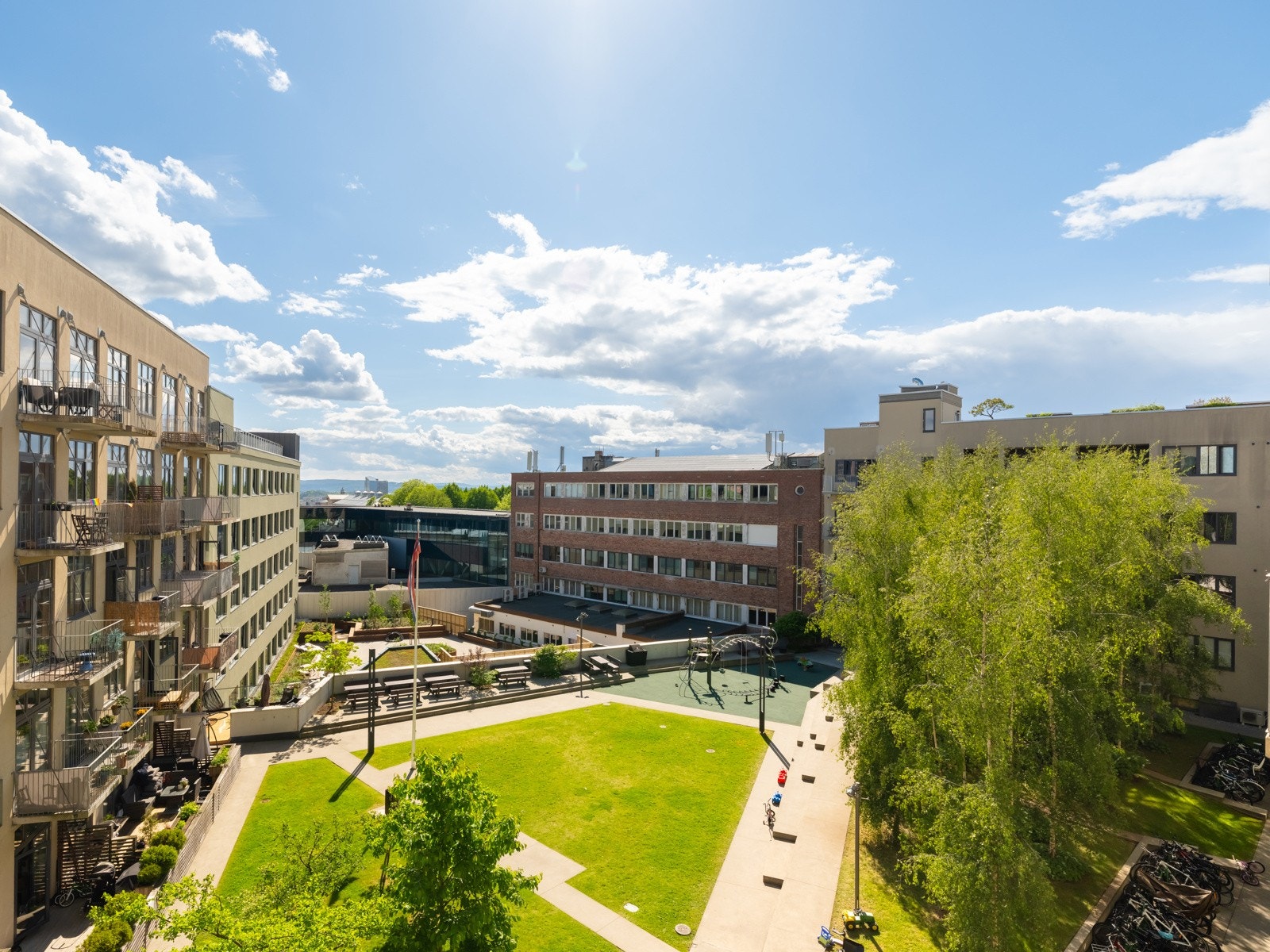 Balkongen er vendt mot syd og byr på gode solforhold. Du finner også en supertrivelig og flott opparbeidet takterrasse for beboerne på taket. Galleribilde