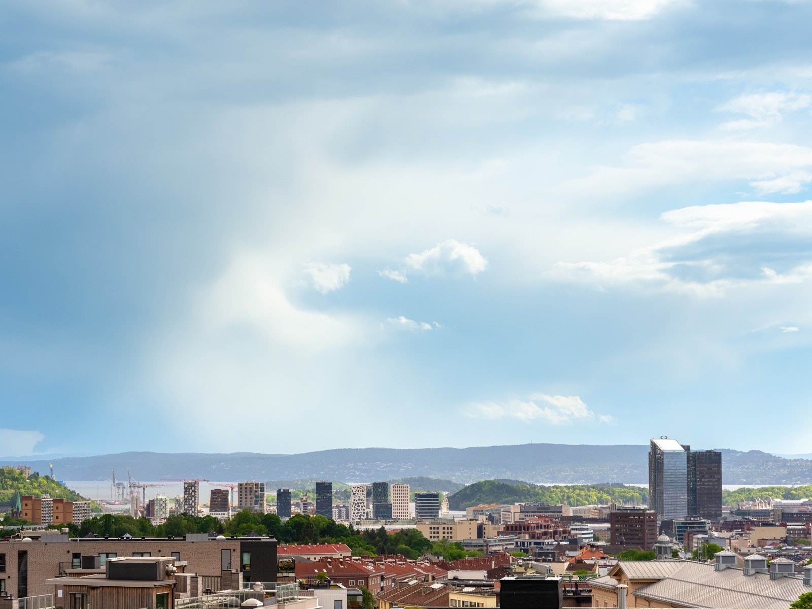 Her kan du tilbringe lange sommerkvelder i komfortable omgivelser, enten du vil nyte et måltid ute eller bare slappe av under solen. Galleribilde