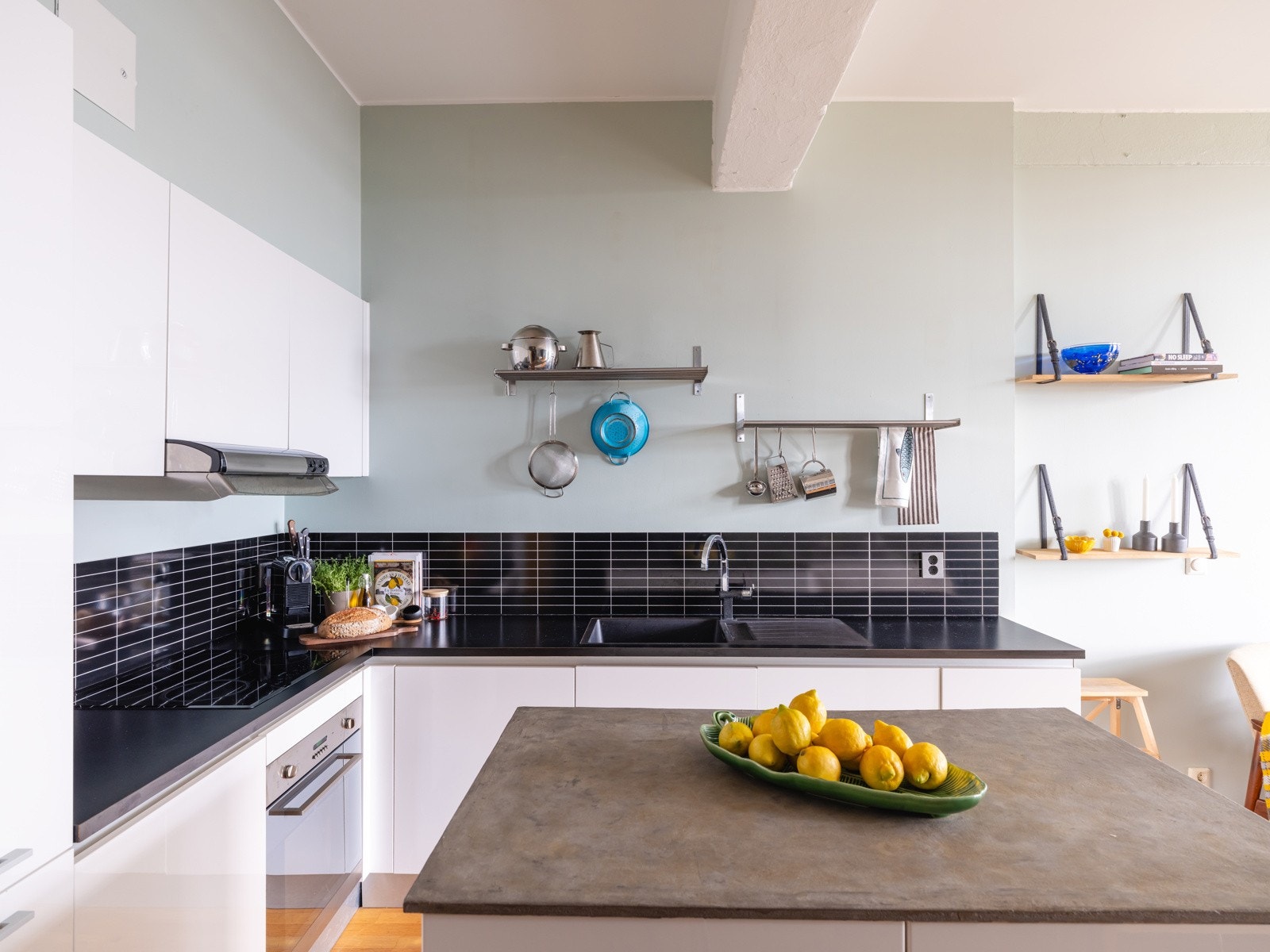 Lekker og tidløs kjøkkeninnredning med gode løsninger og godt med benke- og skapplass. Galleribilde