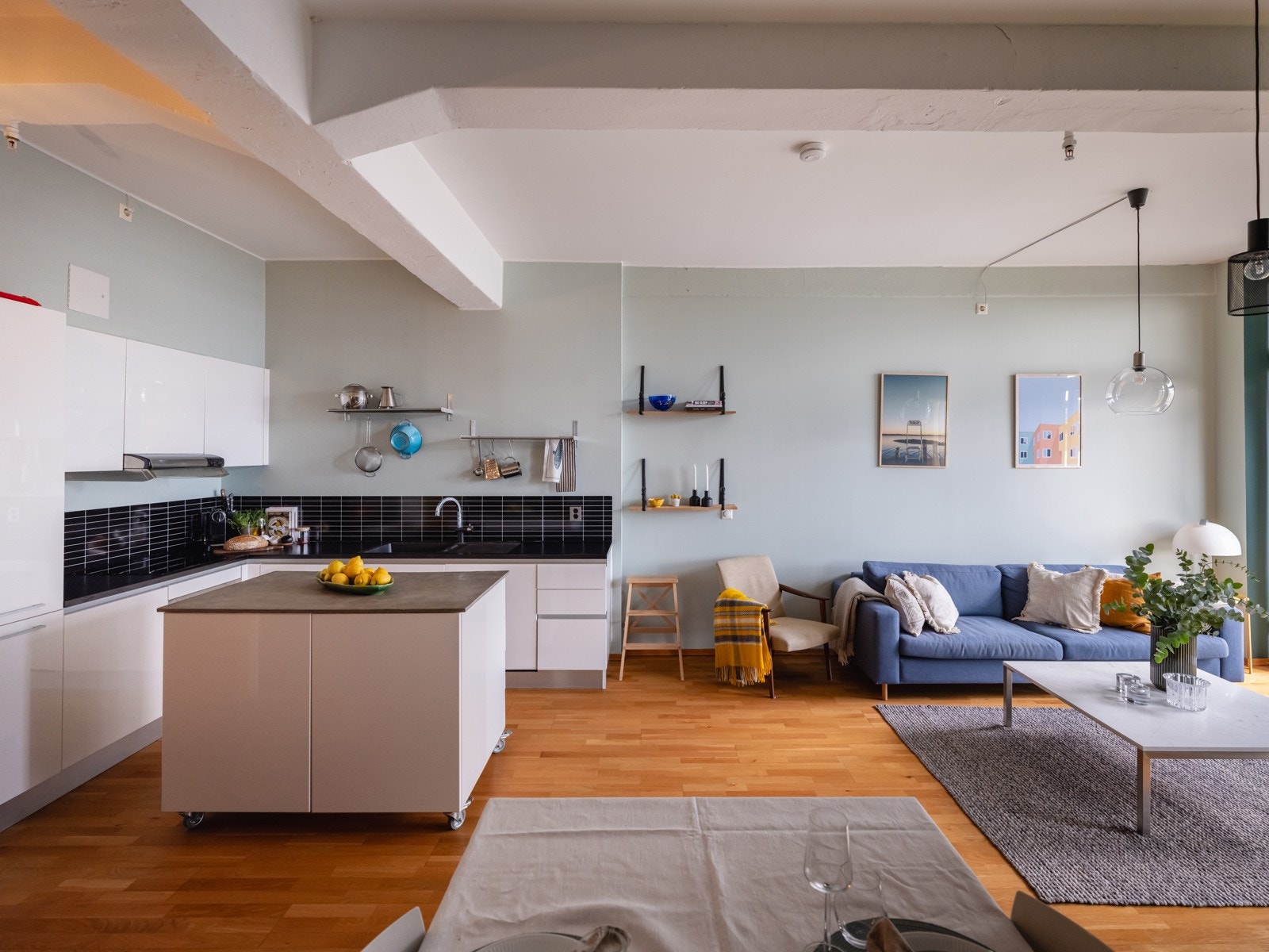 Kjøkkenet har pene fronter, benkeplate av laminat, planlimt oppvaskkum i kompositt med ett-greps armatur, i tillegg til overskapsbelysning og stikkontakter over benkeplate. Galleribilde