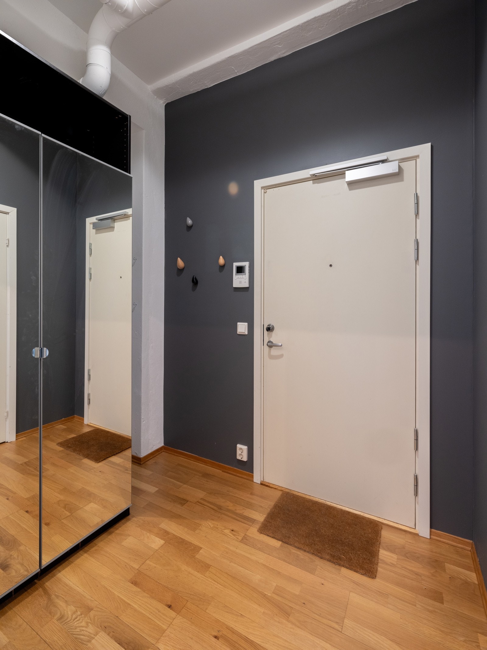Innbydende og lys entré som gir et godt førsteinntrykk av leiligheten. Galleribilde