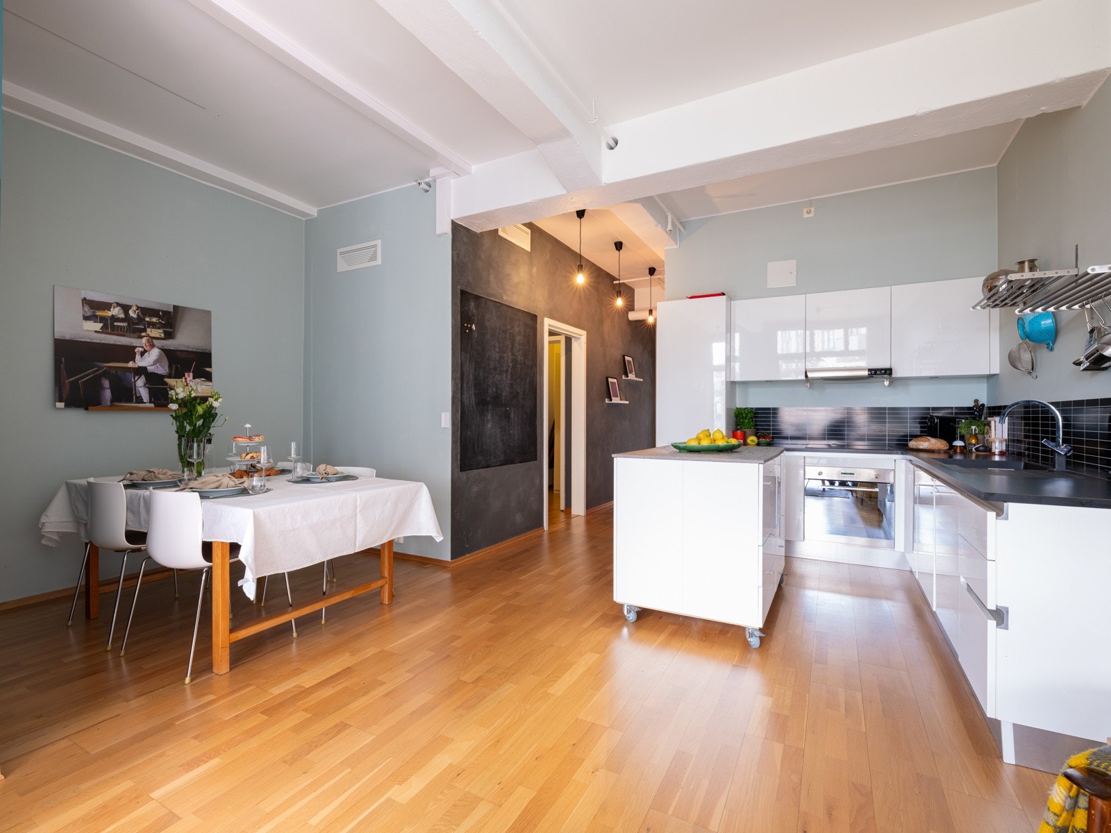 På gulvet er det pen parkett med vannbåren gulvvarme. Galleribilde