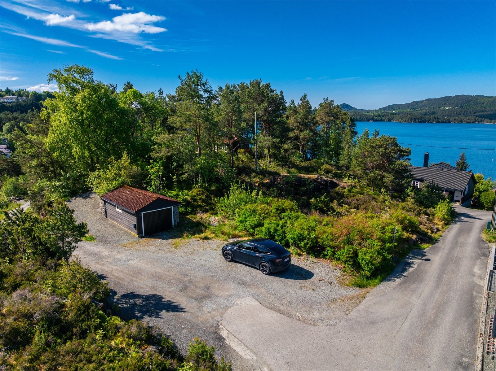 Det står i dag en garasje på tomten. Det gjøres uttrykkelig oppmerksom på at den kan bli revet, da nabo har veirett der garasjen står. Se vedlegg til salgsoppgave. Galleribilde