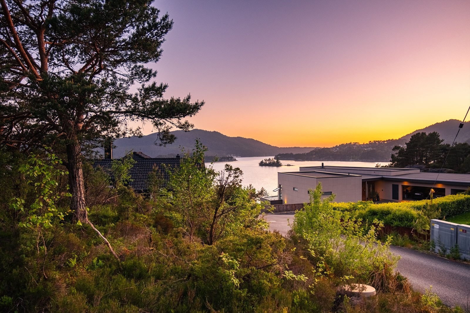 Velkommen til denne herlige tomten på Nore Neset. Tomten er avsatt til boligformål i kommuneplan og reguleringsplan. Galleribilde