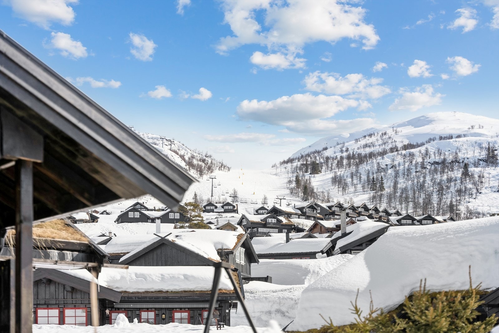 Med ski inn/ut til både langrenn og alpint, er dette det ideelle utgangspunktet for en aktiv og spennende fjellferie. Galleribilde