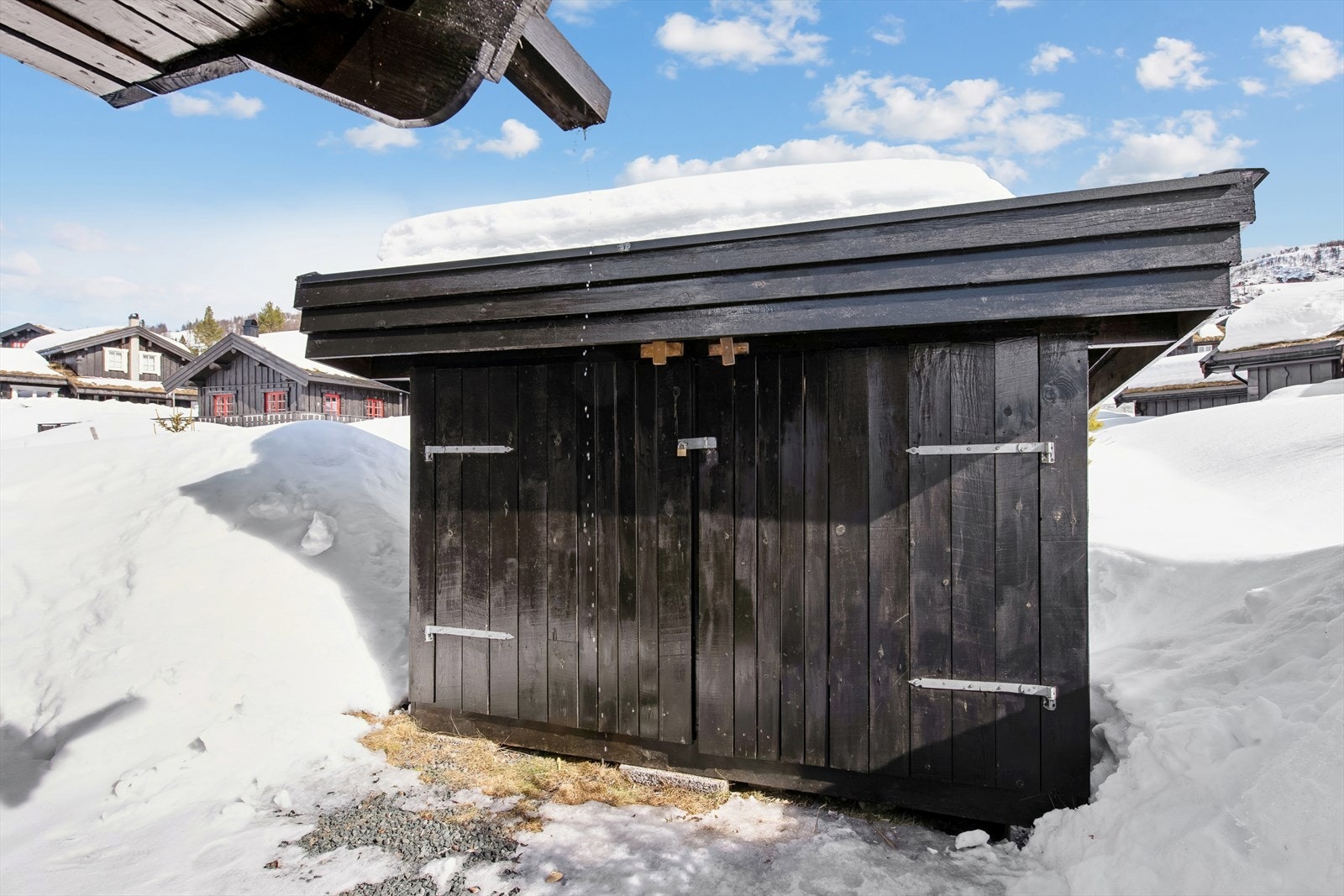 Den frittstående boden tilbyr rikelig med plass til ved, sykler, akebrett og mer, og gir praktisk lagringsplass for alt utendørsutstyret ditt. Galleribilde