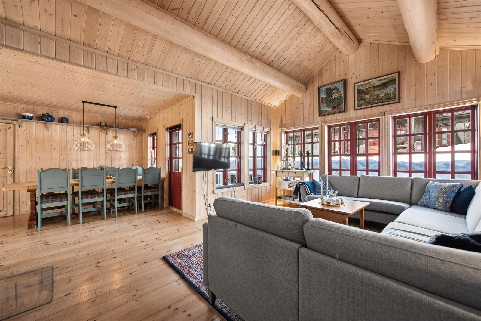 Stuen har delvis åpen løsning til kjøkkenet skaper en luftig og innbydende rom, perfekt for det sosiale. Galleribilde