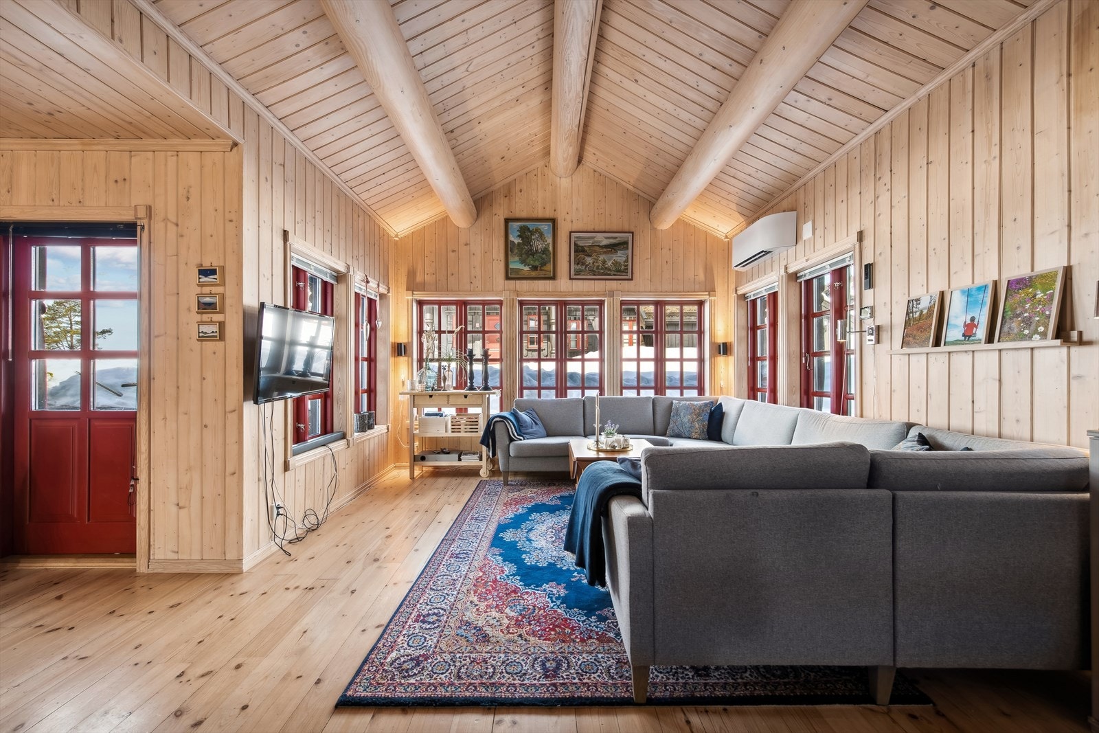 Den romslige stuen tilbyr god plass til alle, perfekt for hele familien og gjester. Galleribilde