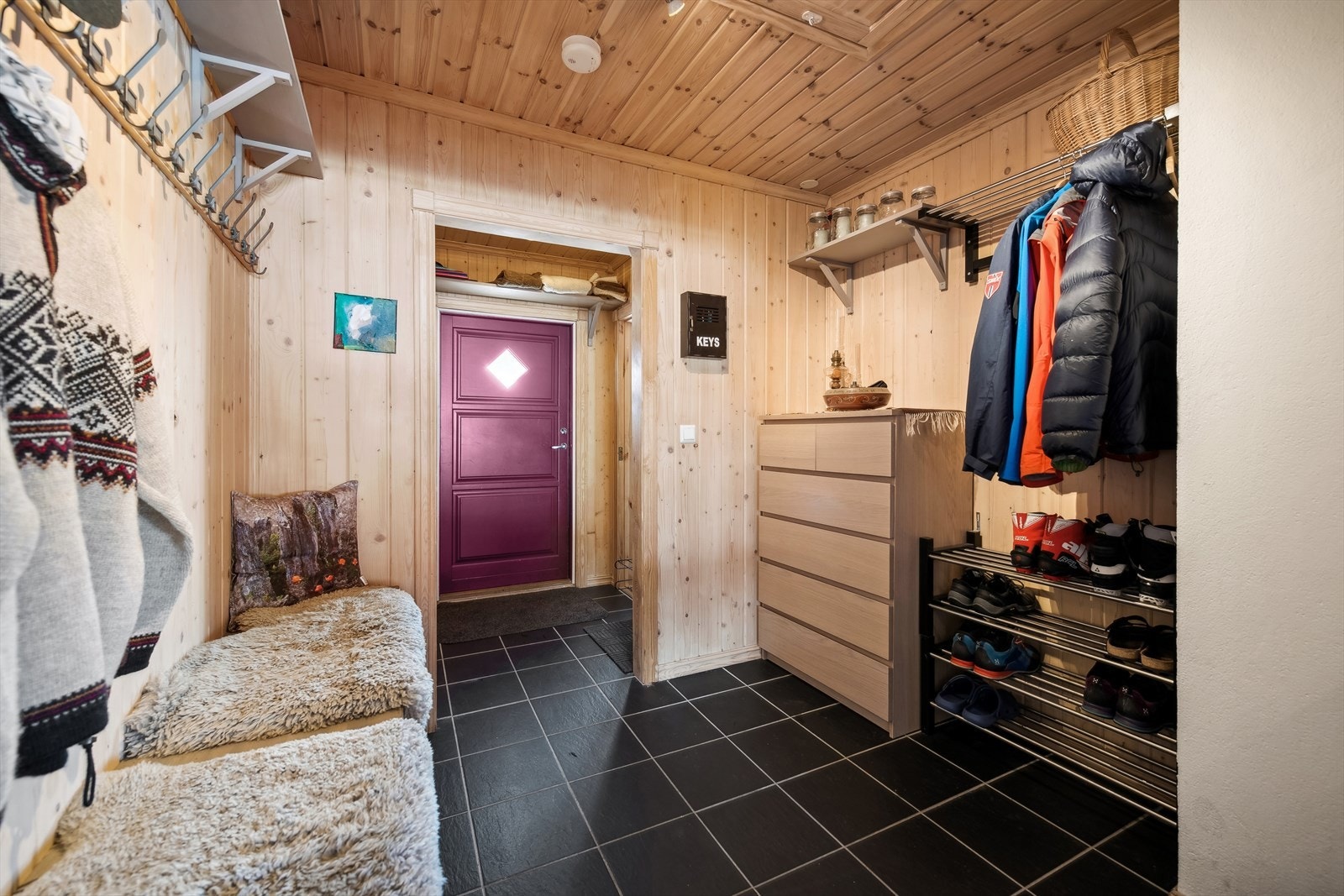 Flislagt entré med flis med varmekabler i gulv og du har god plass til oppbevaring av sko og yttertøy. Gangen er av god størrelse som gir rikelig med plass når hele familien skal ut på tur. Galleribilde