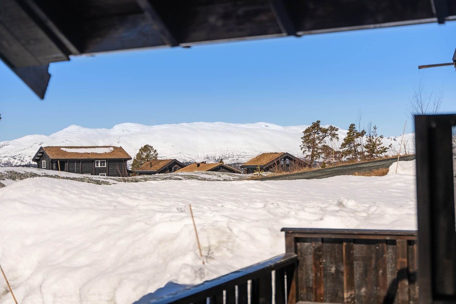 Fra eiendommen har du fantastisk utsikt til Raulandsfjell. Galleribilde