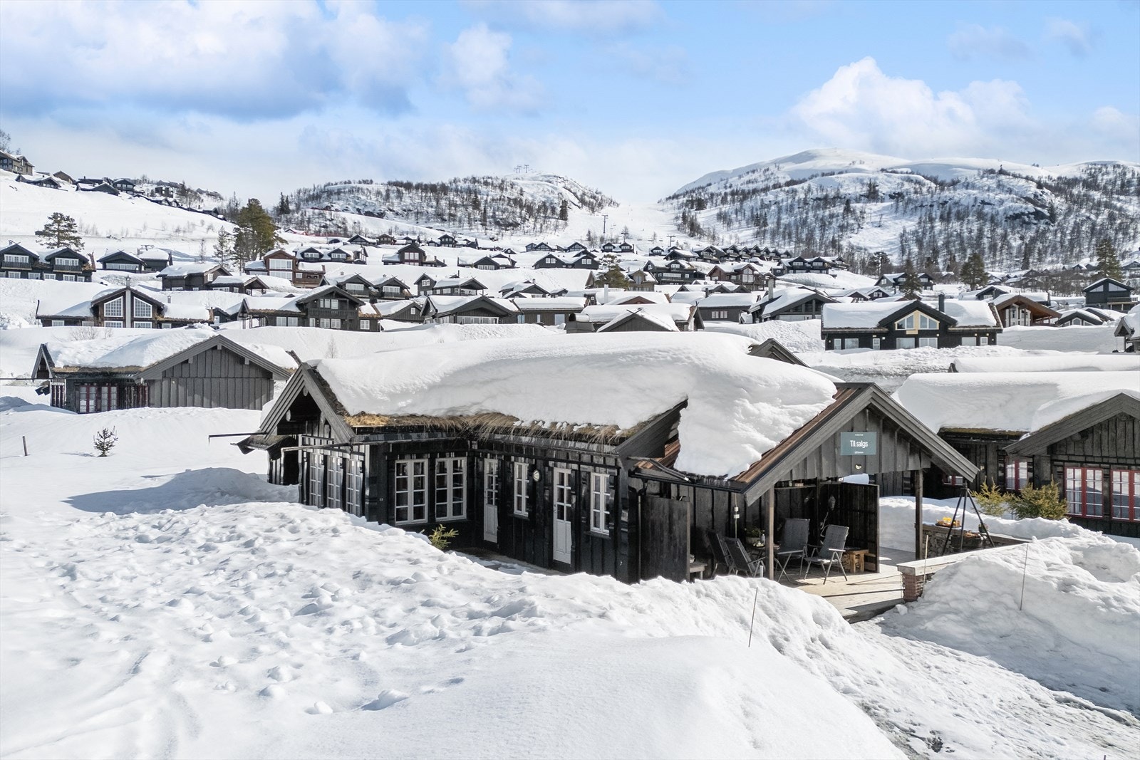 Hytta går over ett plan og inneholder: Entré , stue, kjøkken, fire soverom et m/utgang terrasse og privat bad. Bad med badstue, teknisk rom/vaskerom og bod.
To stk utvendig boder. Samt frittstående bod. Galleribilde