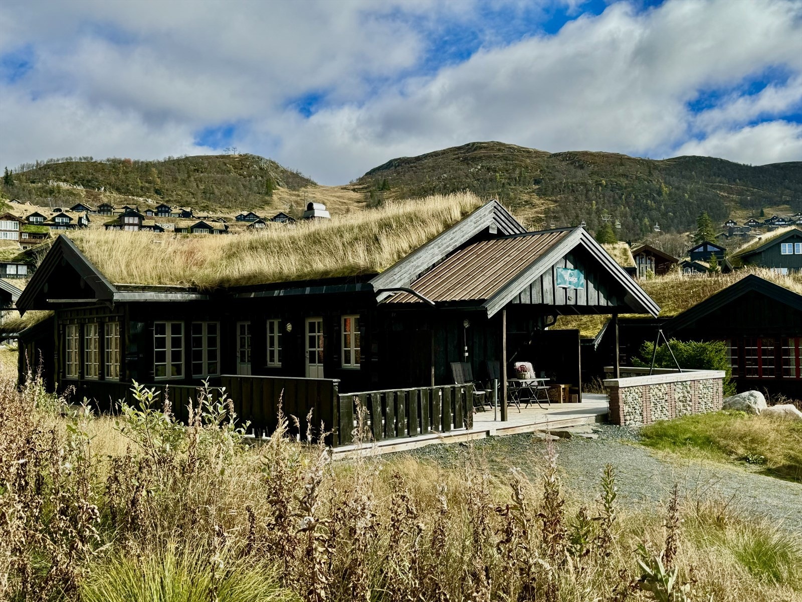 Velkommen til en suveren, fullt møblert hytte på ett plan! Hytta er smart inndelt med to soveroms soner, perfekt for å samle familie og venner i fjellheimen. Galleribilde