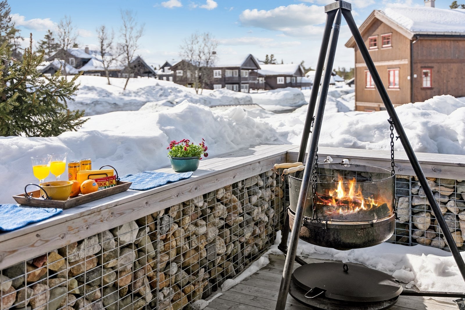 Bålpannen på terrassen skaper en atmosfære av hygge og varme, perfekt for å samle seg rundt utover kvelden og nyte friluftslivet til det fulle Galleribilde