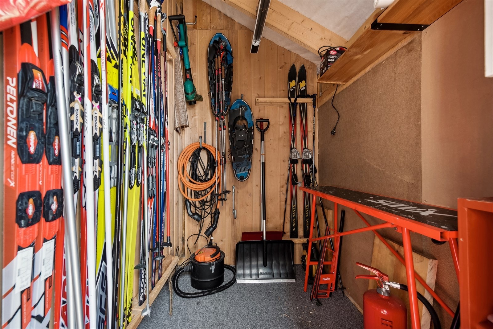 Smøreboden er et praktisk tillegg for skientusiaster, og gir et dedikert sted for smøring av ski og oppbevaring av utstyr, slik at du er klar for eventyret på løypene. Galleribilde