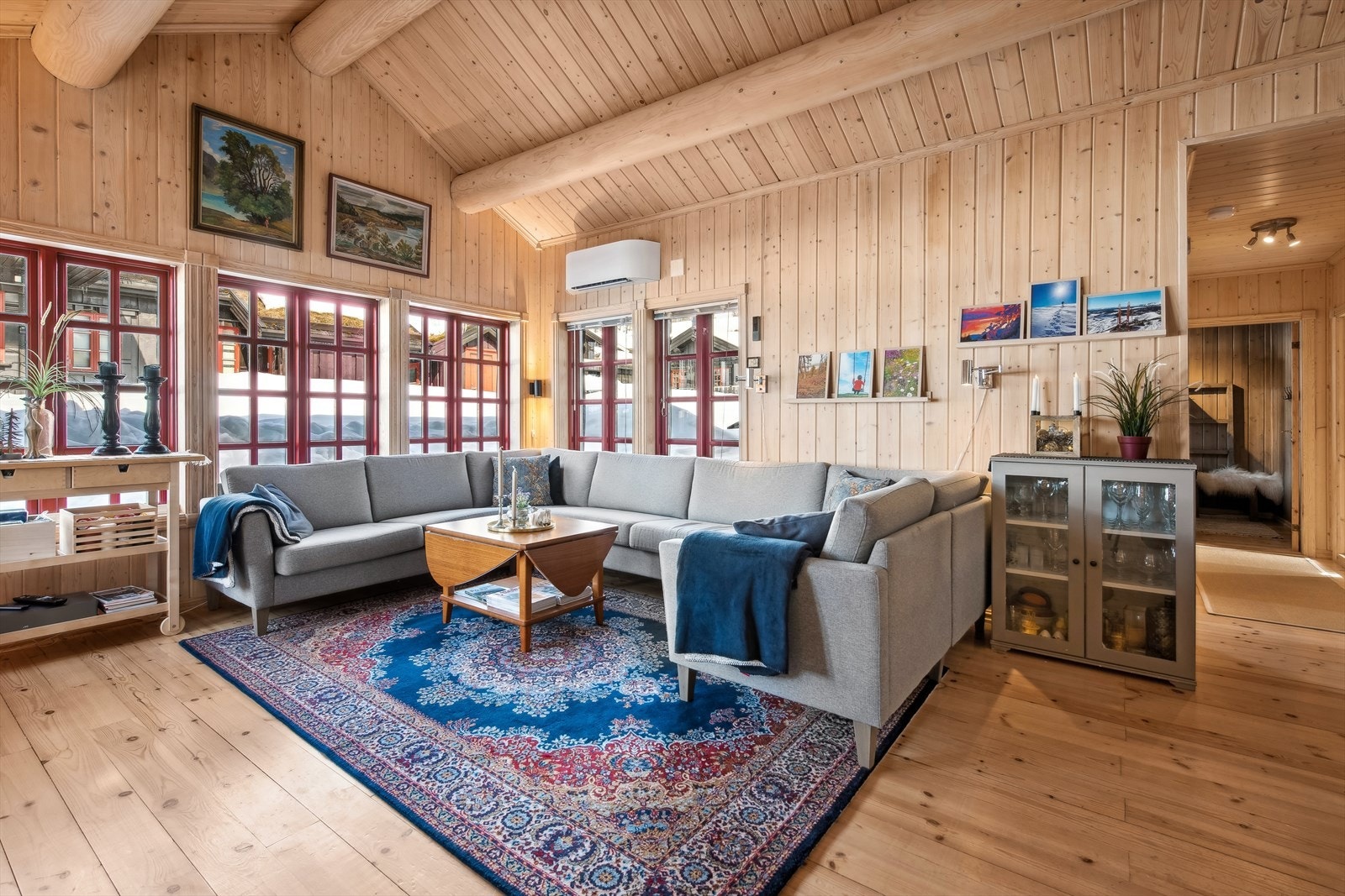 Stuen med store vindusflater gir naturlig lys. Plass til sofagruppe og spisebord. Moderne peisovn for hygge. Utgang til romslig terrasse. Galleribilde