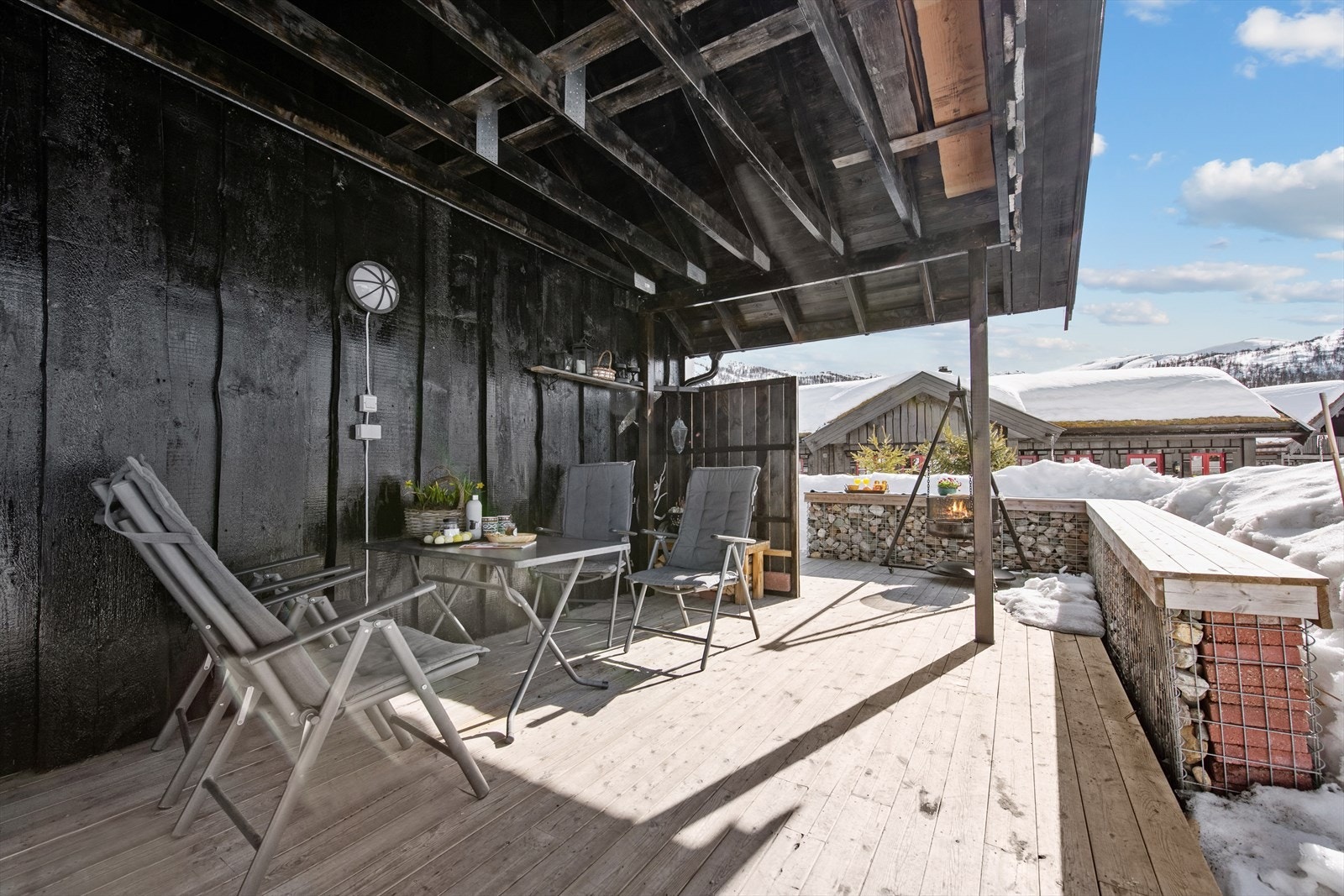 Terrassen som omkranser hytta gir en fantastisk utendørsopplevelse, med flott uteområde, le og rikelig med sol for avslappende stunder. Galleribilde
