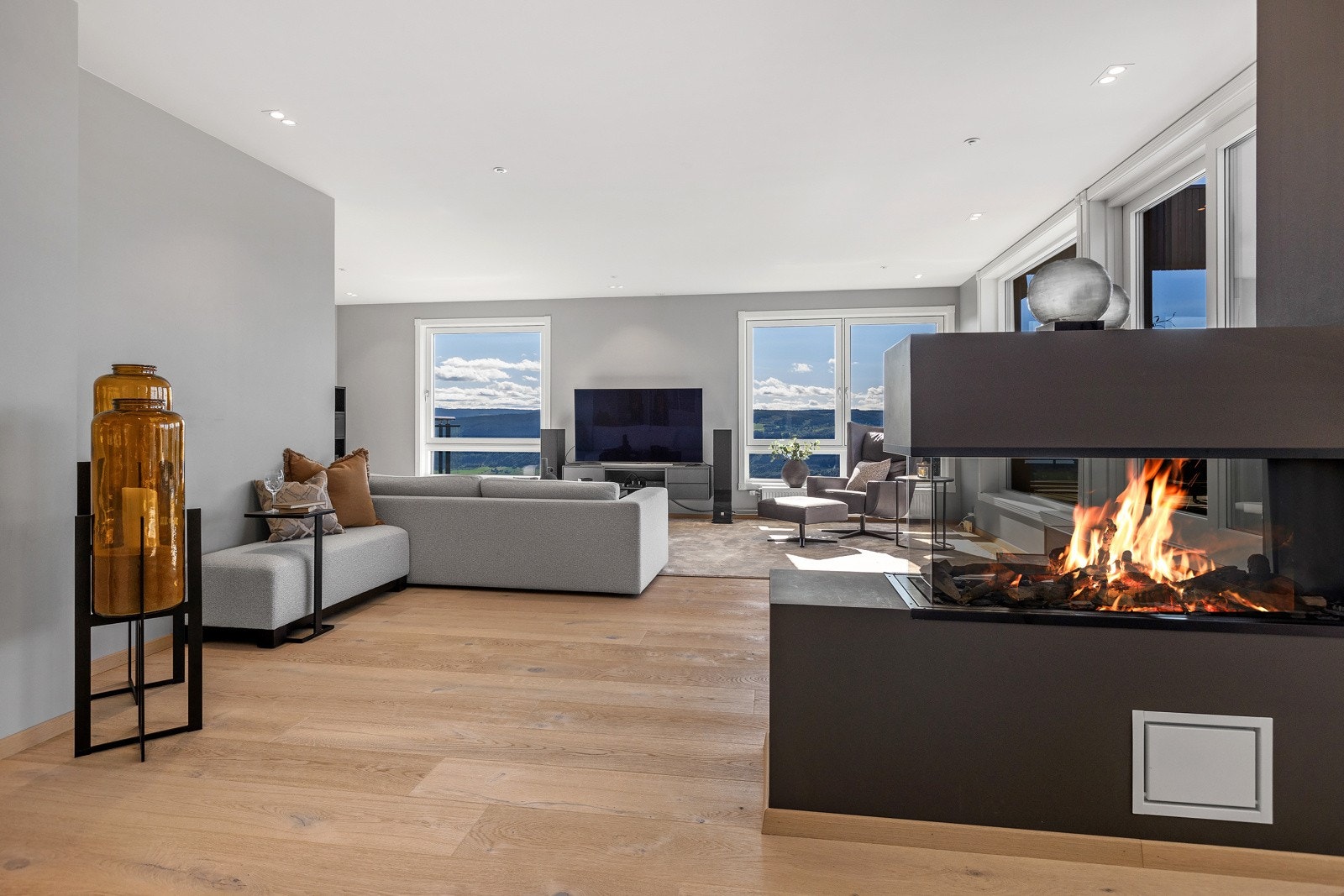 SOm romdele mellom stue og kjøkken er det det installert en flott gasspeis. Galleribilde