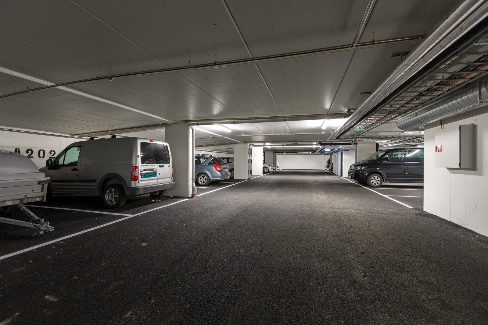 Leiligeheten disponerer egen garasjeplass i felles garasjeanlegg. Galleribilde