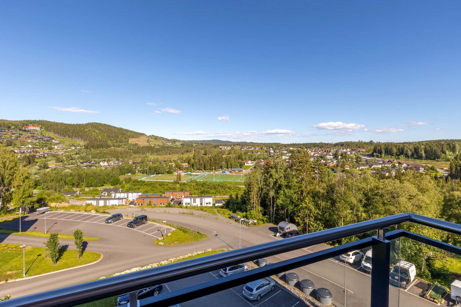 Fra balkongen er det nydelig utsyn mot Røyslimoen med idrettsplass og boligfeltet. Galleribilde