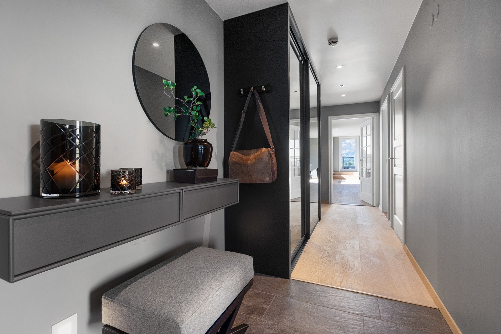 Velkommen inn - romslig entre med stor garderobeløsning. Galleribilde