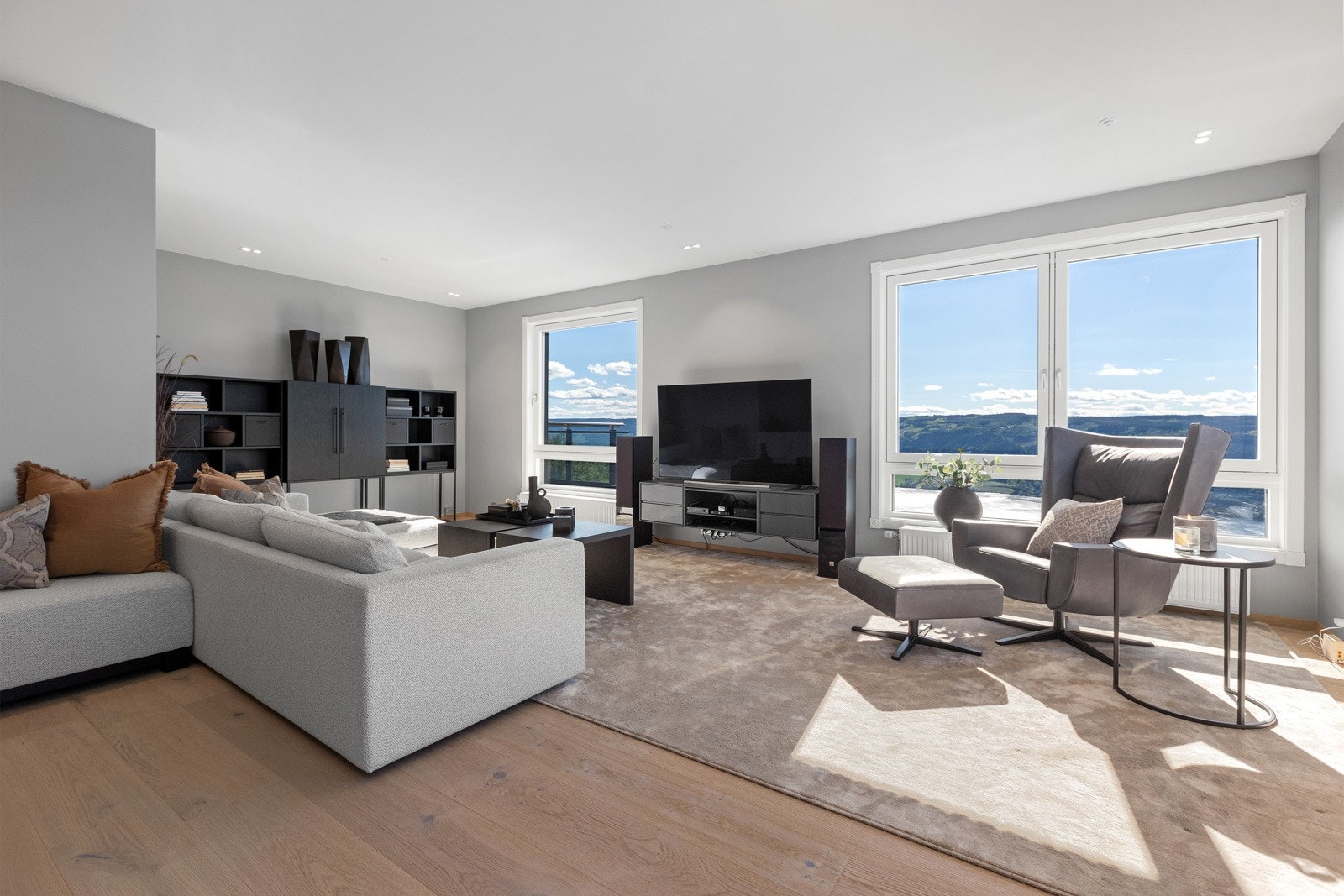 Stor stue med mange møbleringsmuligheter. Store vindusflater mot vest. Galleribilde