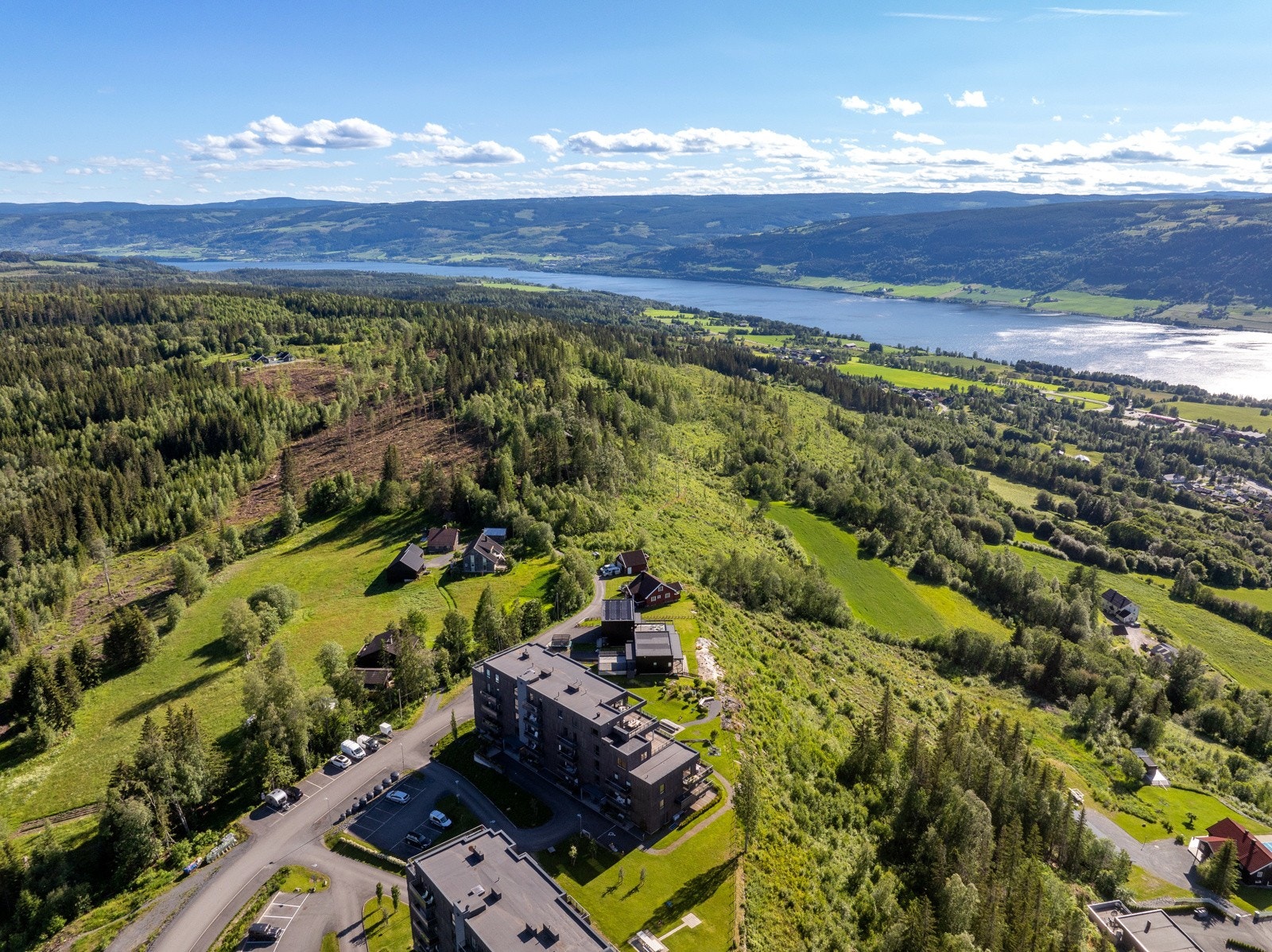 Det er kort avstand til Røyslimoen med dagligvareforretninger, samt Lillehammer sentrum. Galleribilde