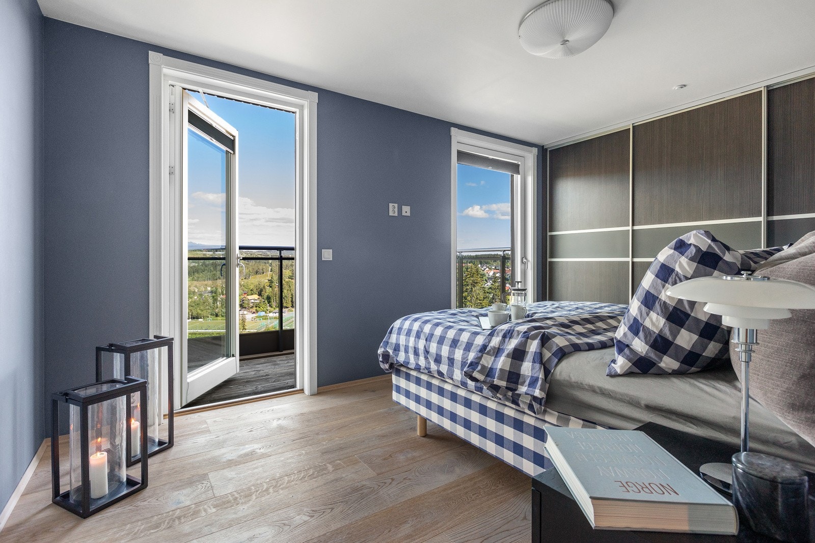 Fra hovedsoverommet er det utgang til østvendt balkong med flott morgensol. Galleribilde