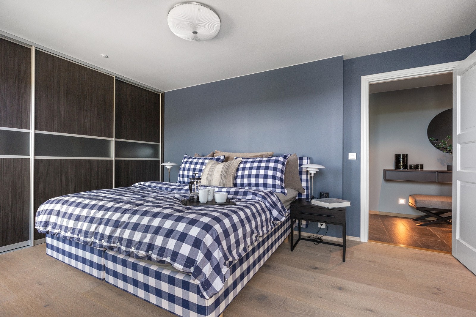 Romslig og godt hovedsoverom med stor skyvedørsgarderobe. Galleribilde