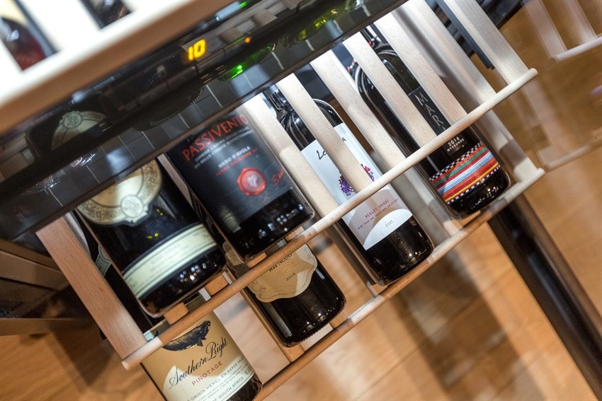 I kjøkkeninnredningen er det innebygd vinskap. Galleribilde