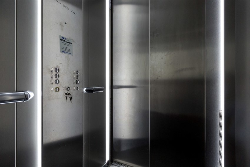 Heisen bringer deg direkte fra garasjekjeller og opp til toppetasjen Galleribilde